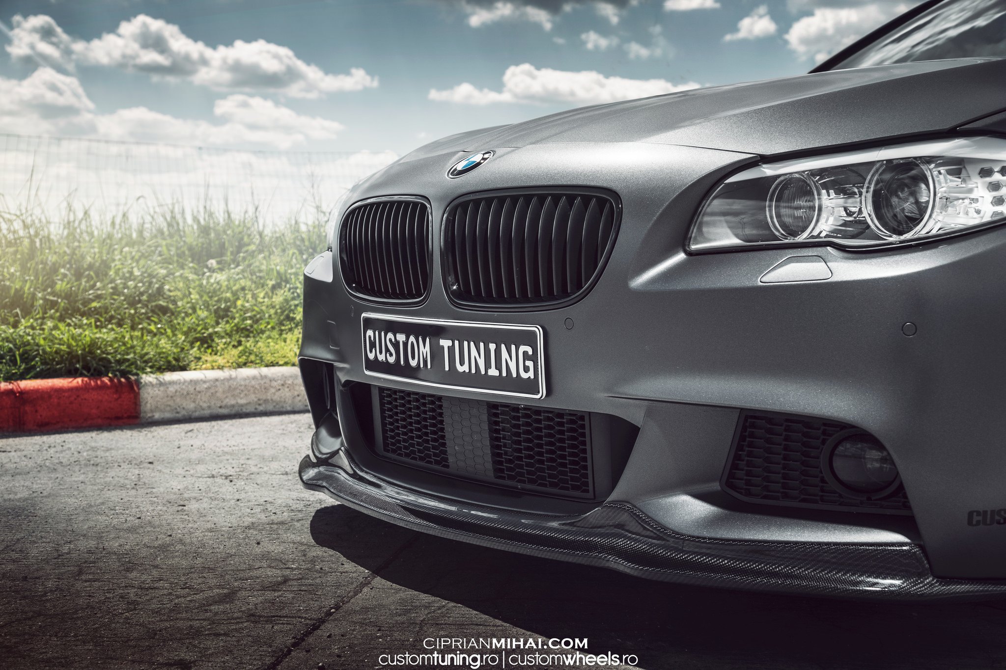 Blacked Out Grille on Gray BMW 5-Series - Photo by Ciprian Mihai