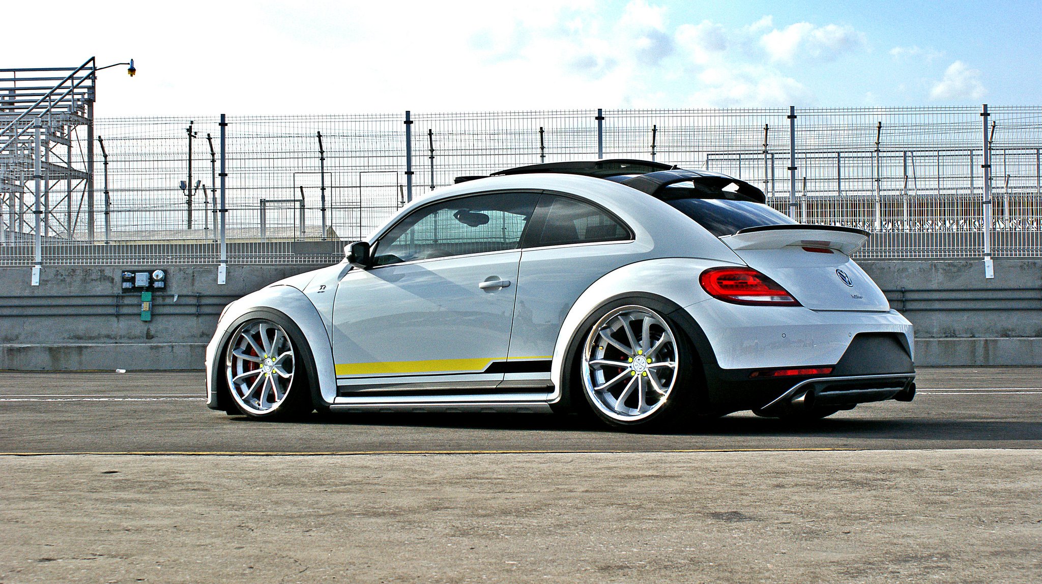 Aftermarket Rear Diffuser on White VW Beetle - Photo by Blaque Diamond Wheels