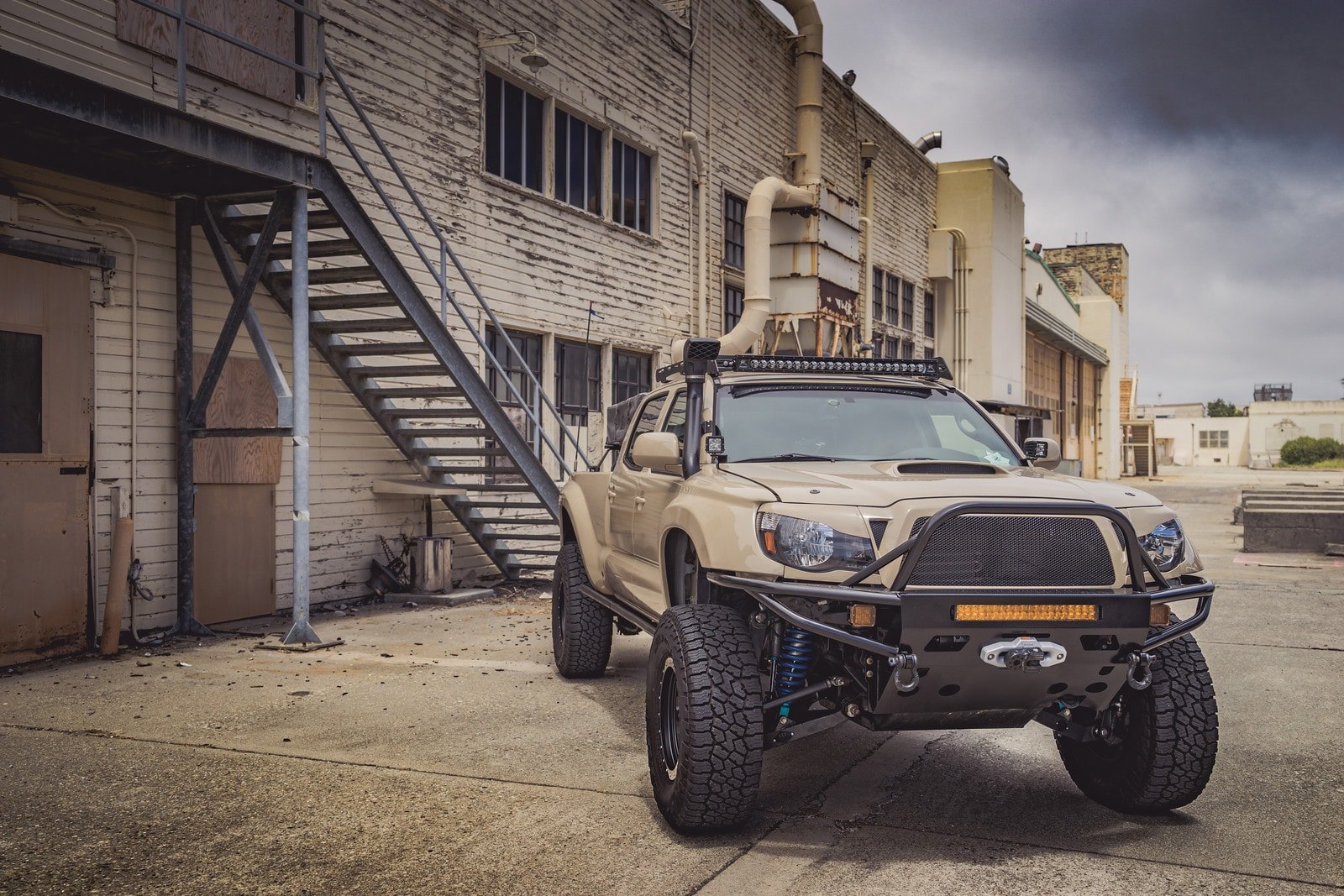 Lifted Toyota Tacoma on 35» wheels - Photo by Grillcraft