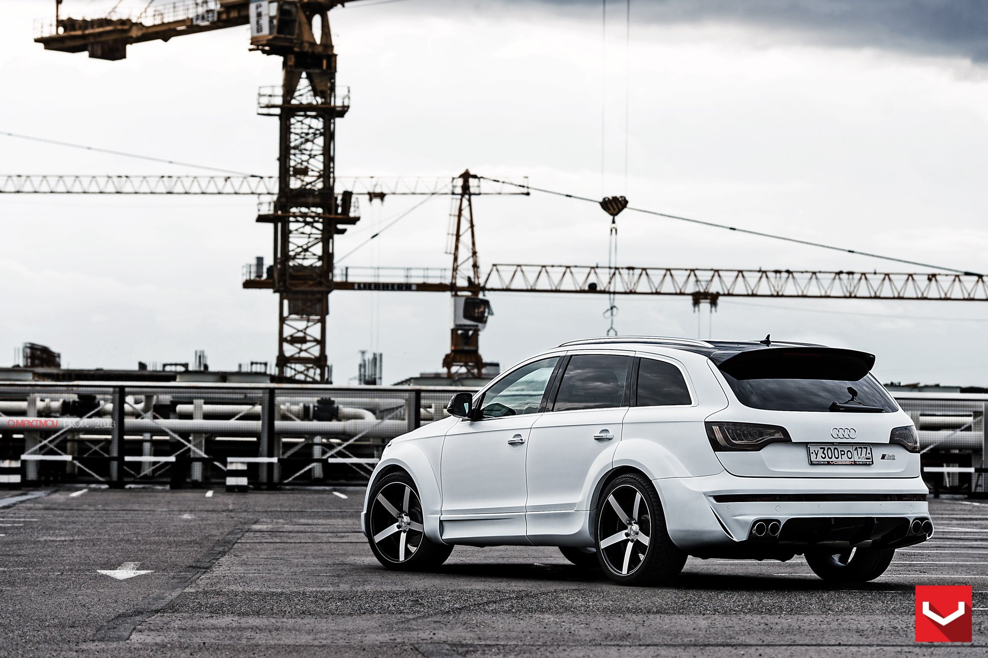 Audi Q7 with Aftermarket Roofline Spoiler - Photo by Vossen