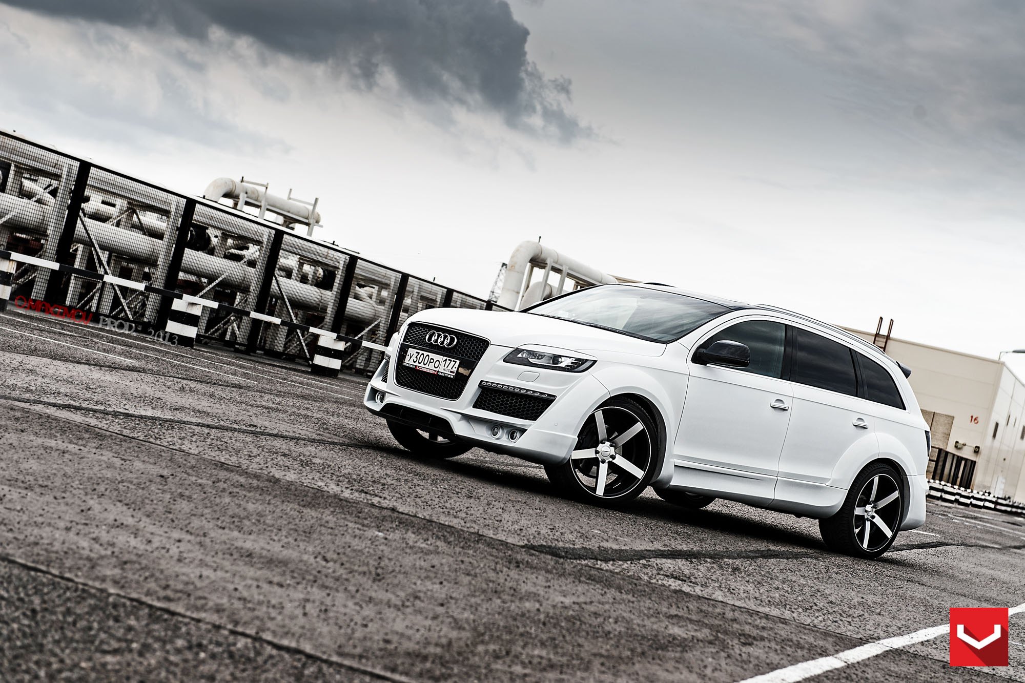 White Audi Q7 with Blacked Out Grille - Photo by Vossen