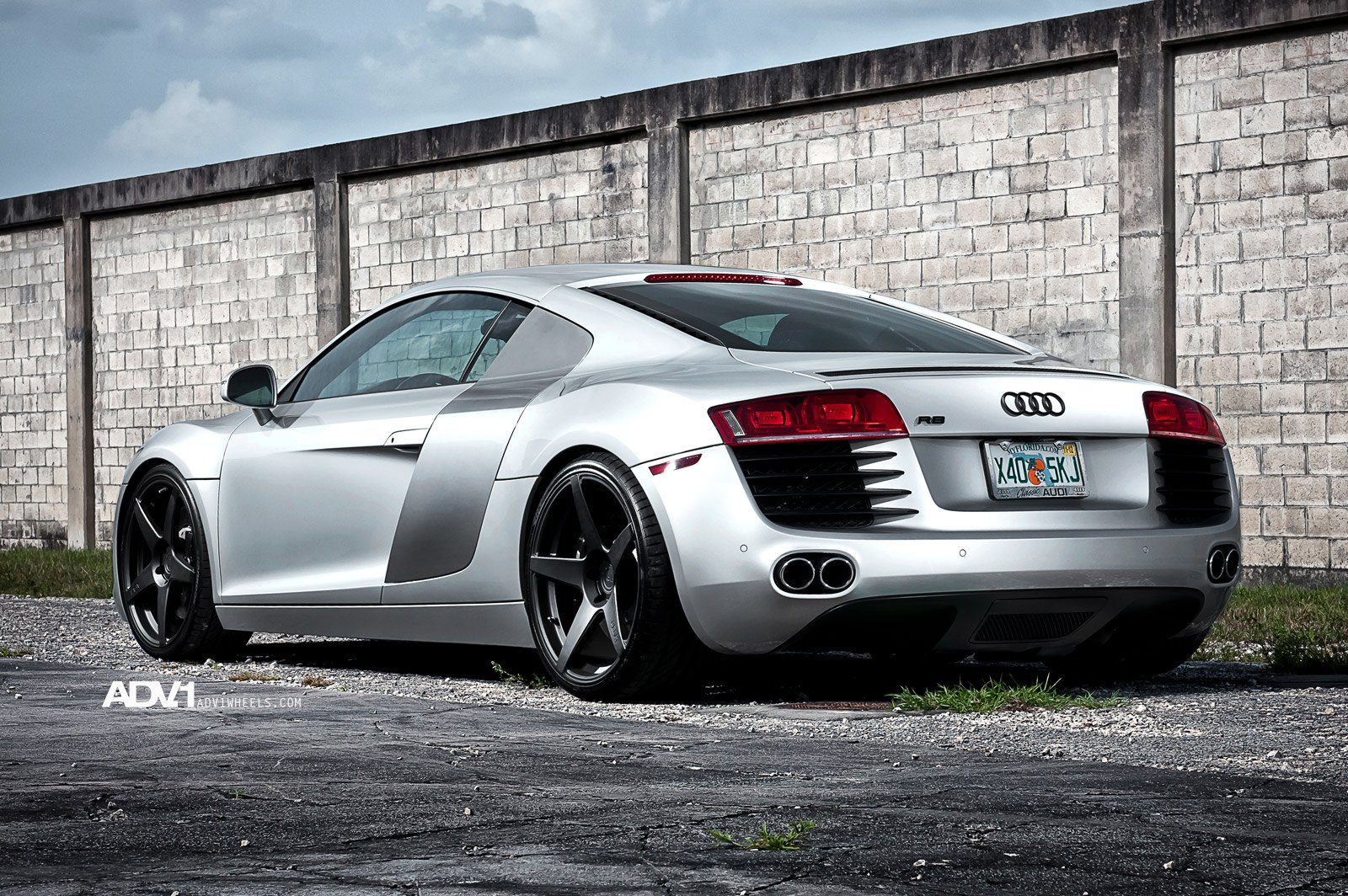 Aftermarket Rear Diffuser on Silver Audi R8 - Photo by ADV.1