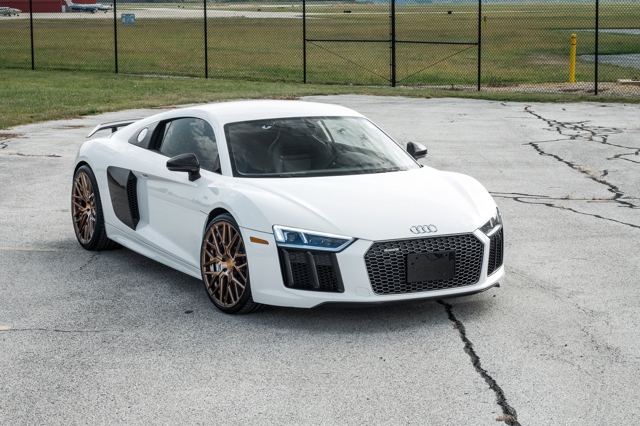 White Audi R8 with Blacked Out Mesh Grille - Photo by zandbox