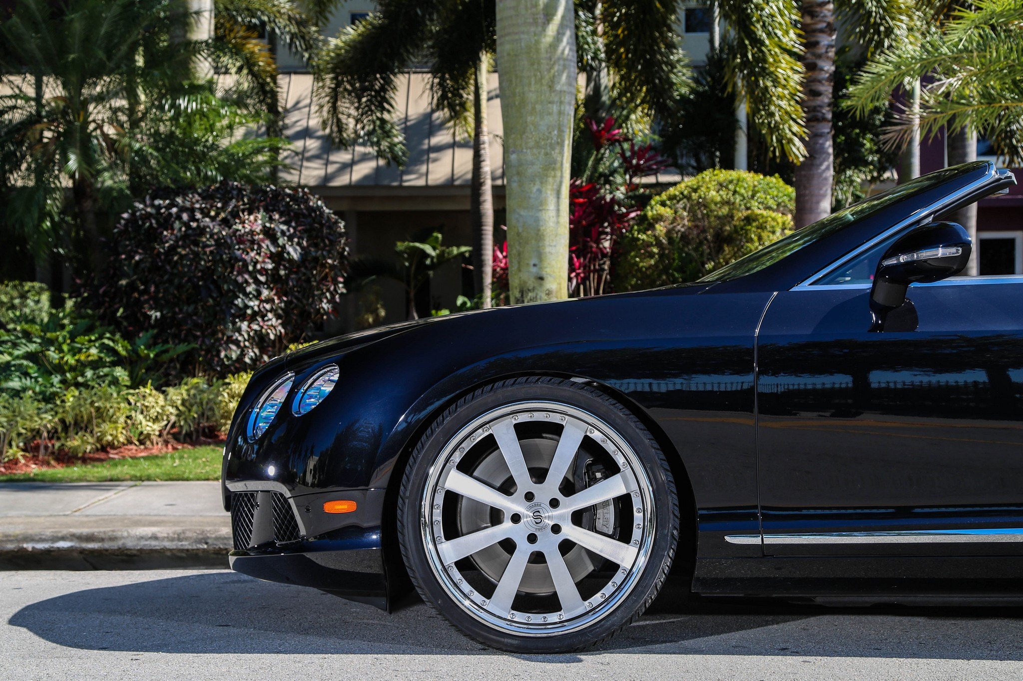 Chrome Forged Strasse Rims on Black Bentley Continental - Photo by Strasse Forged