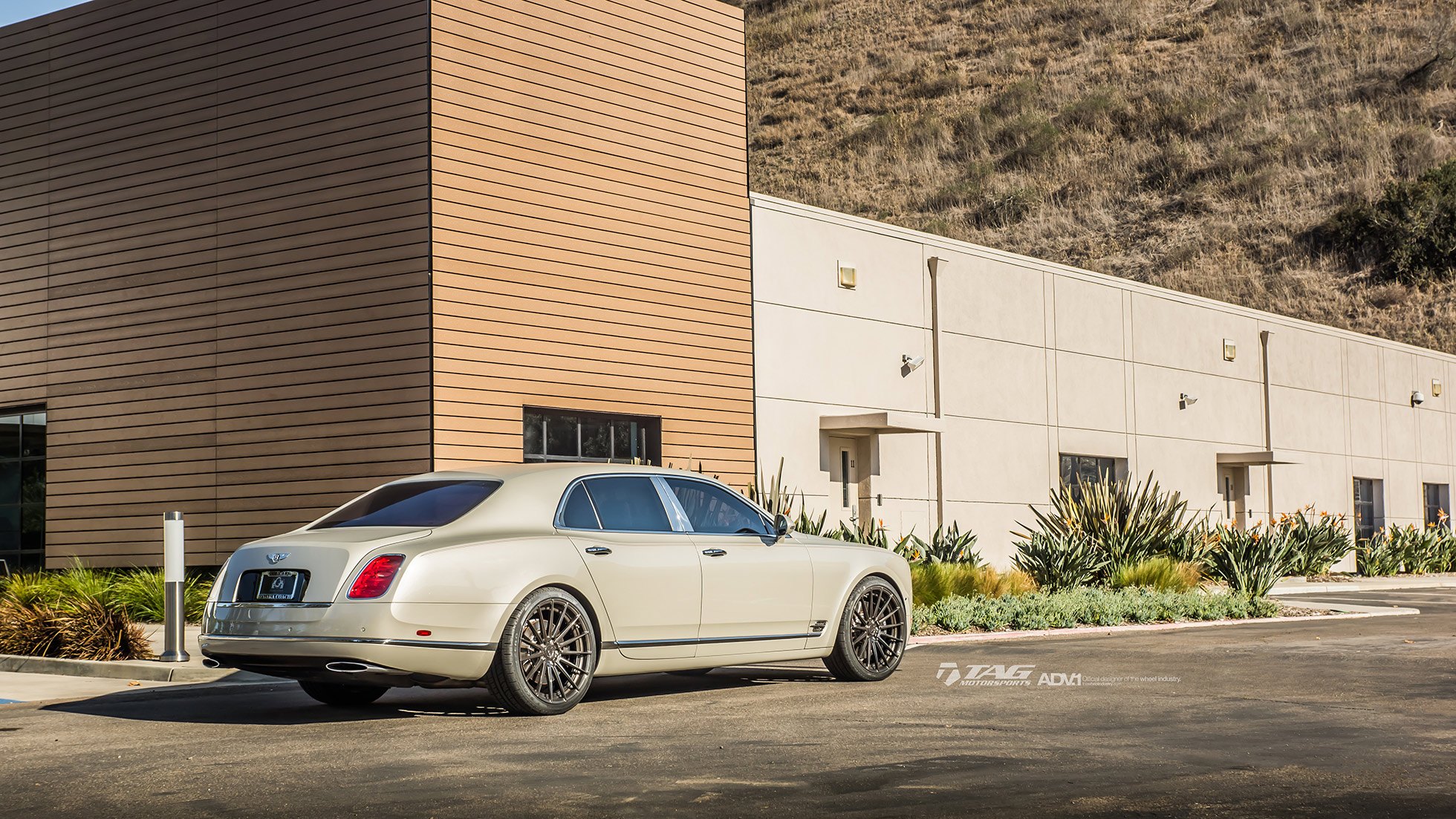 Aftermarket Rear Diffuser on White Bentley Mulsanne - Photo by ADV.1