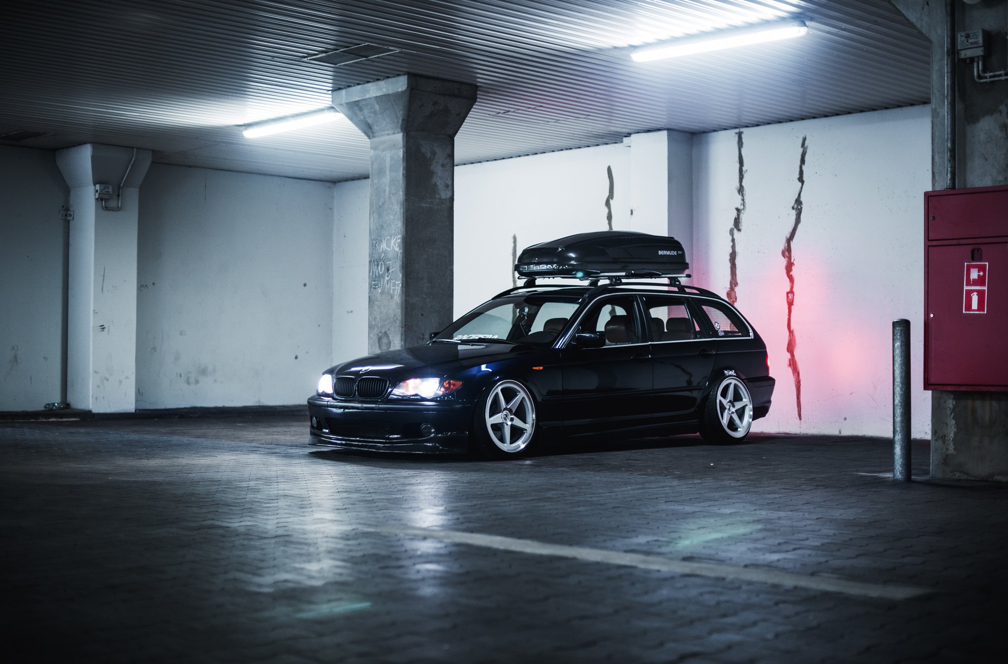 Black BMW 3-Series with Bermude Roof Rack - Photo by JR Wheels