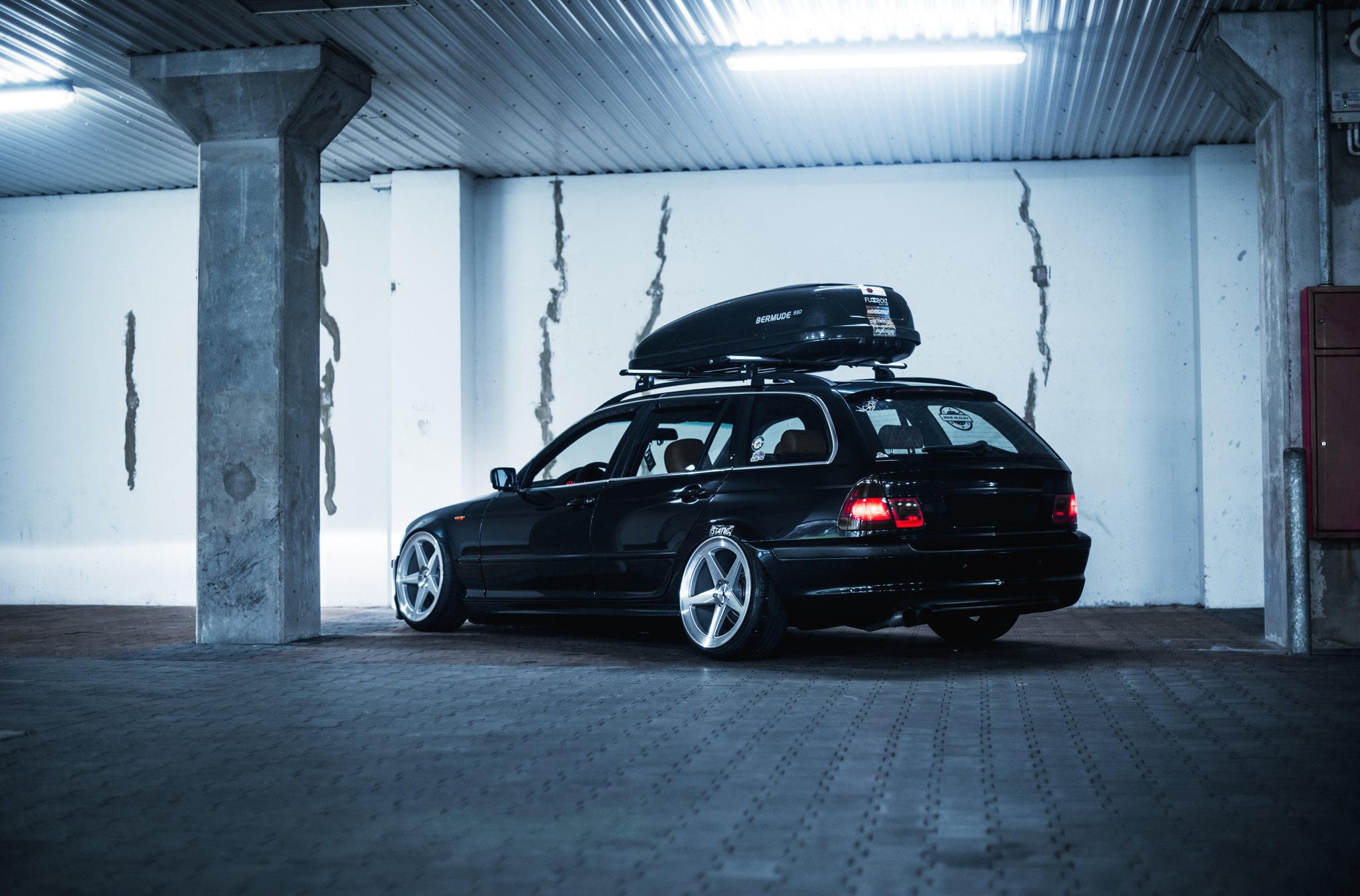 Roofline Spoiler on Black BMW 3-Series - Photo by JR Wheels