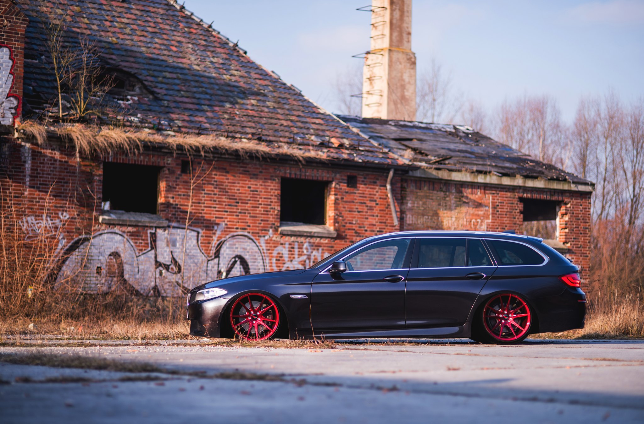 Black BMW 5-Series with Custom Red JR Rims - Photo by JR Wheels