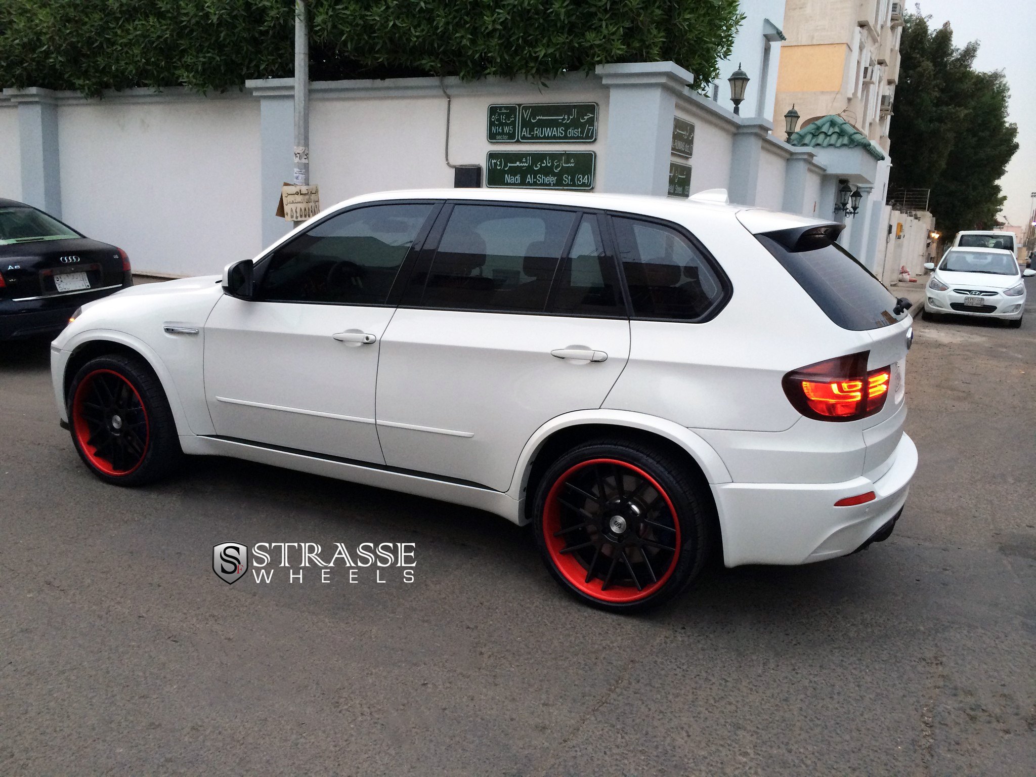 Roofline Spoiler on Custom White BMW X5 - Photo by Strasse Forged