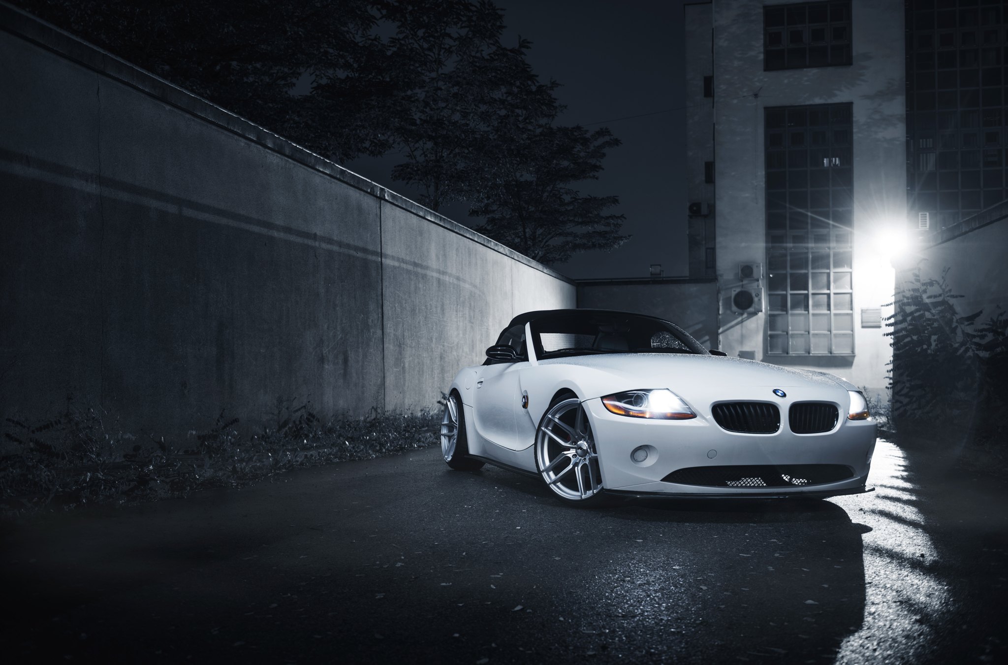 Custom Projector Headlights on White BMW Z4 - Photo by JR Wheels