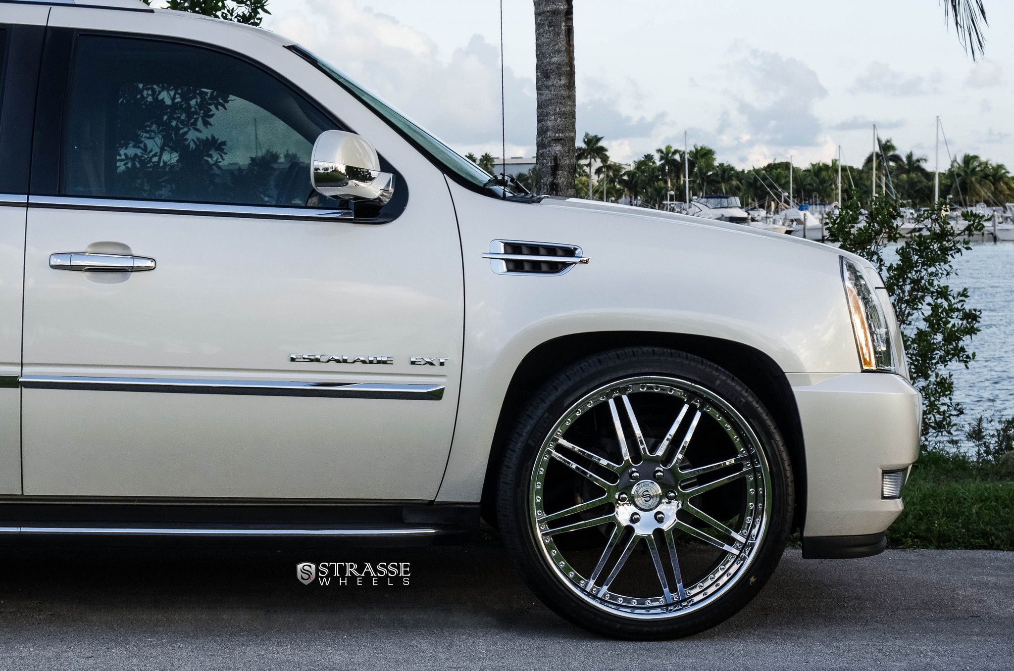 Aftermarket Running Boards on White Cadillac Escalade EXT - Photo by Strasse Forged