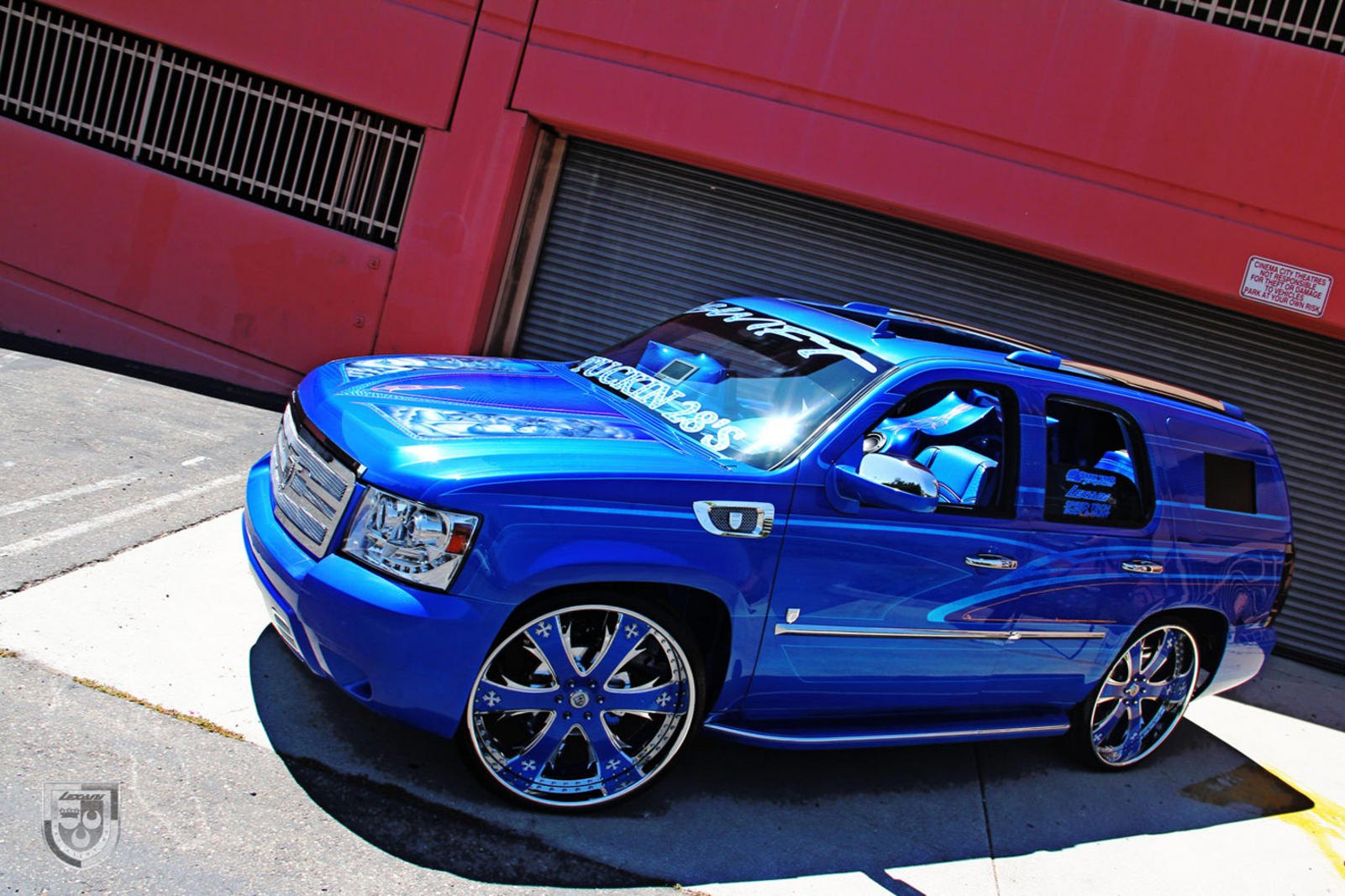 Lowered Chevy Tahoe on Chrome and Blue LT-Series Wheels - Photo by Lexani
