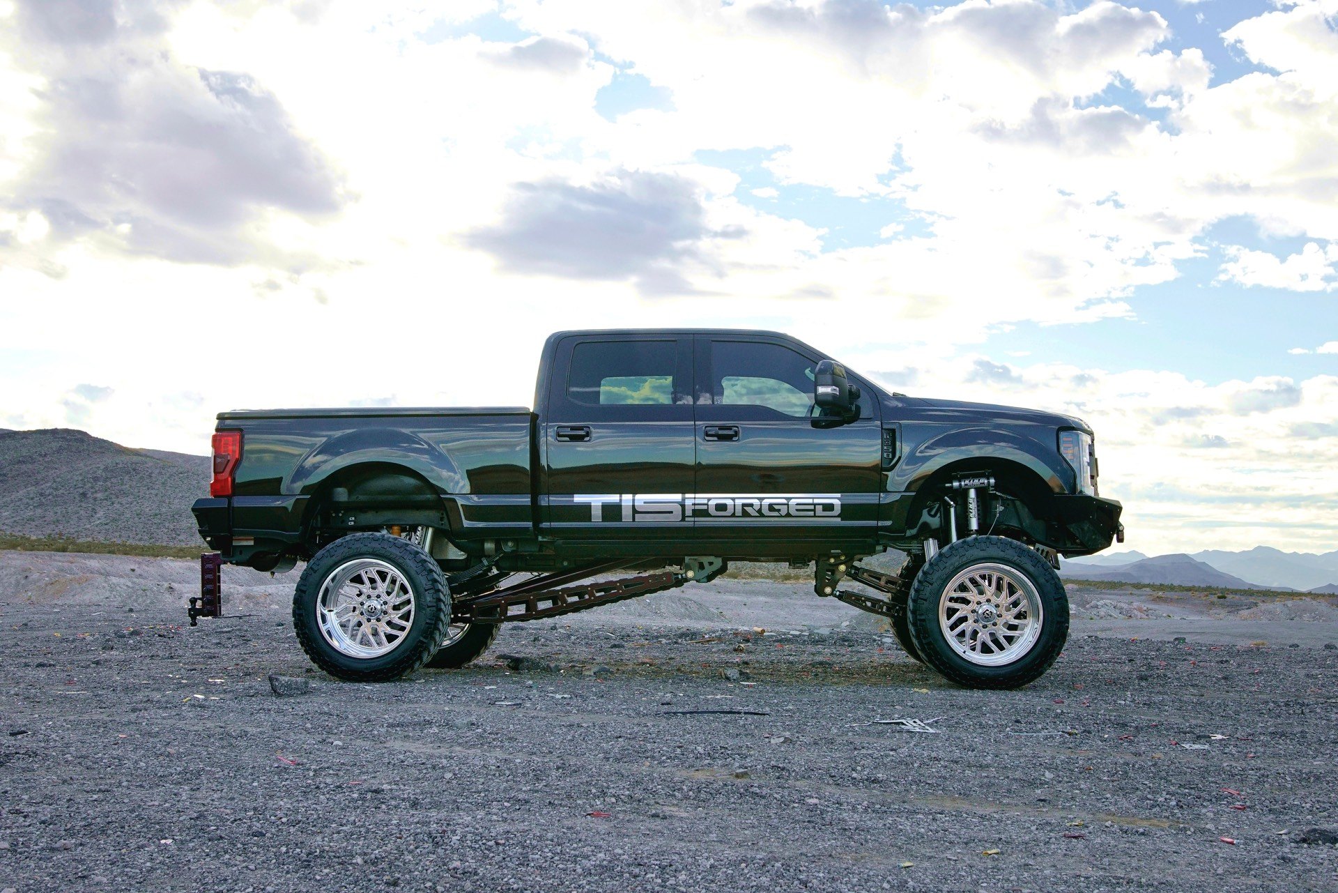 King Off-Road Suspension Kit on Black Lifted Ford F-250 - Photo by TIS Wheels