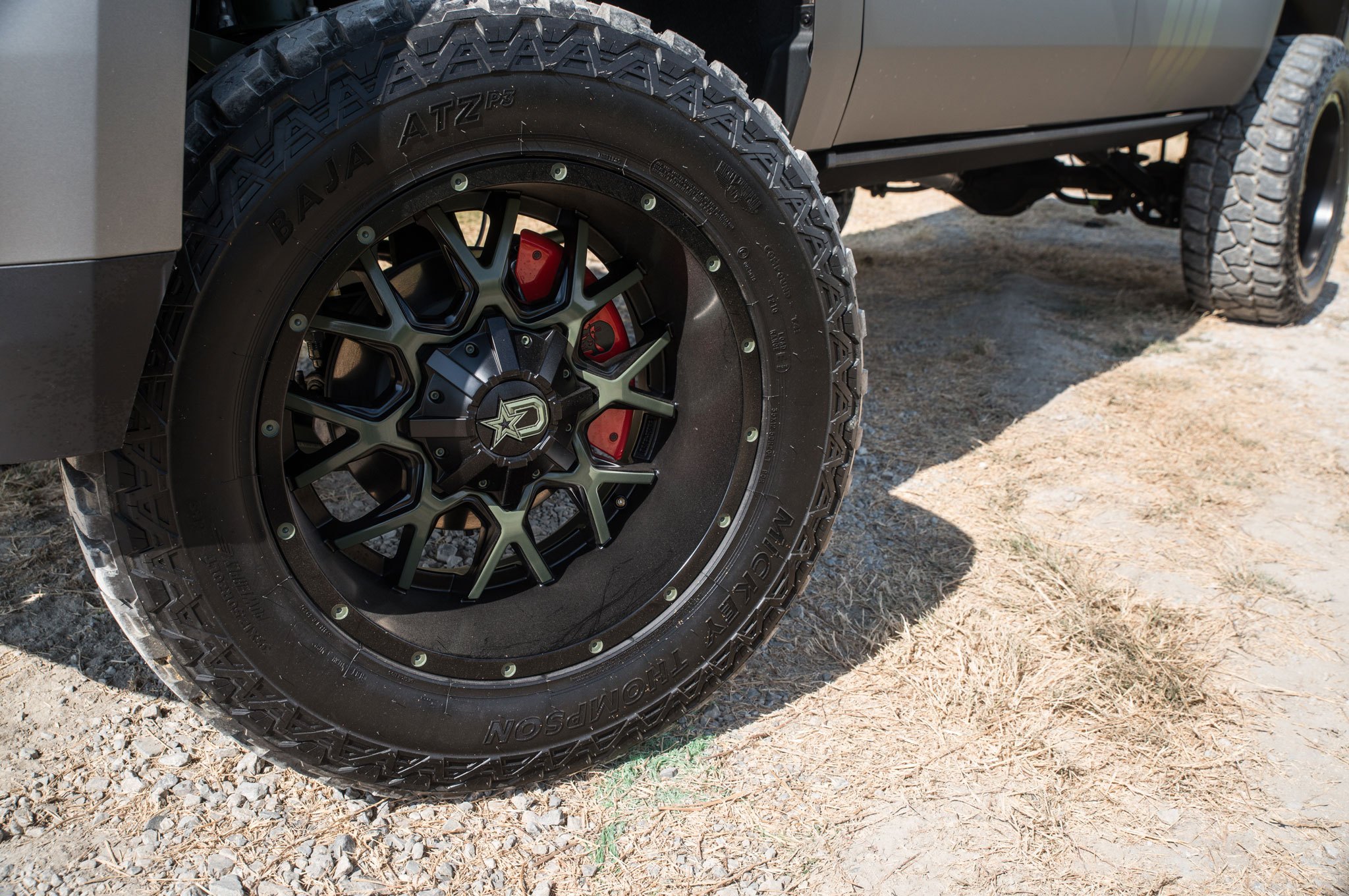 35 by 12.5 R20 Offroad Wheels on Gmc Yukon XL - Photo by Complete Customs