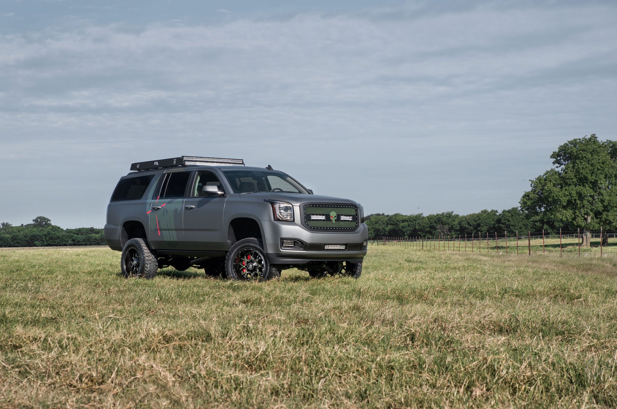 Gmc Yukon XL on 35 inch Tires - Photo by Complete Customs