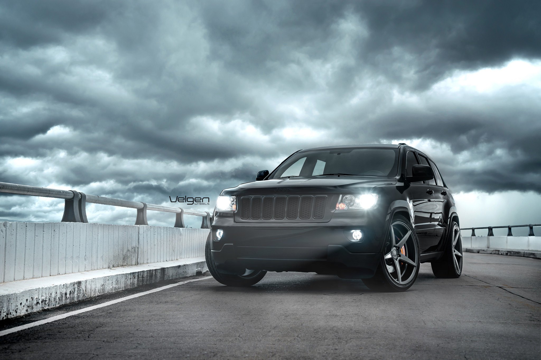 Blacked Out Grille on Custom Jeep Grand Cherokee - Photo by Velgen