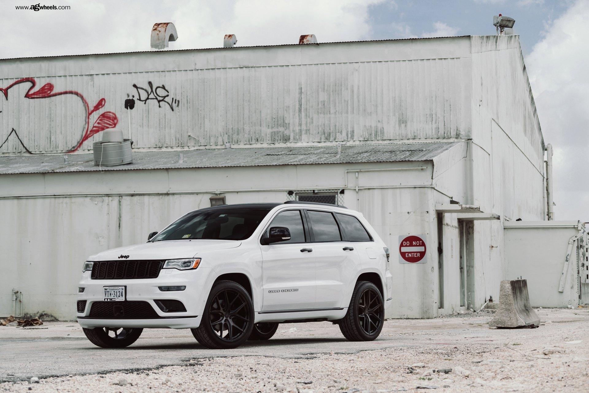 Blacked Out Grille on White Jeep Grand Cherokee - Photo by Avant Garde Wheels