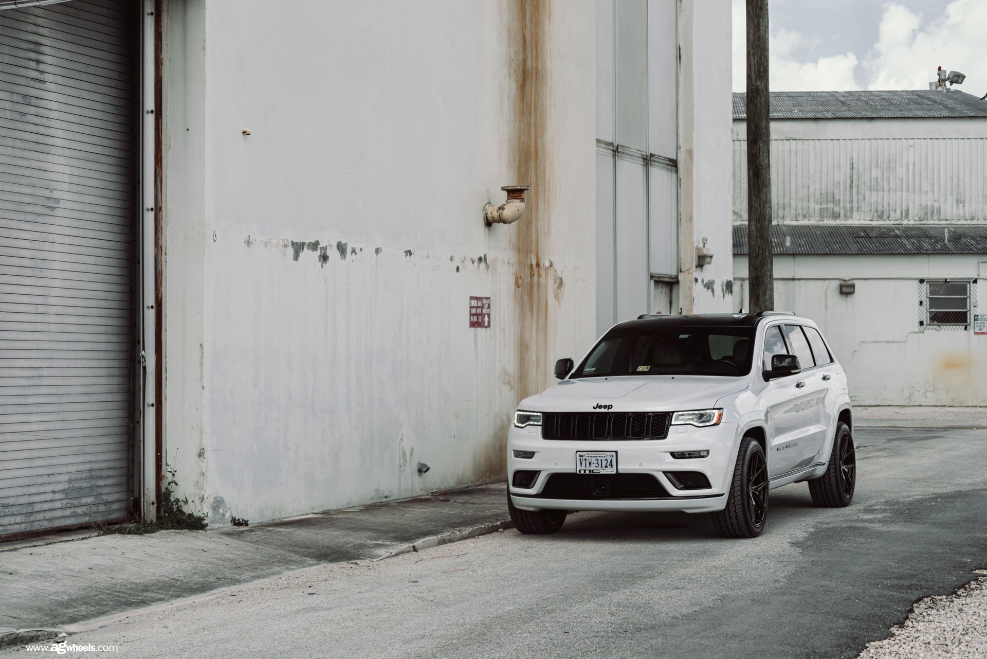 White Jeep Grand Cherokee with Aftermarket Headlights - Photo by Avant Garde Wheels