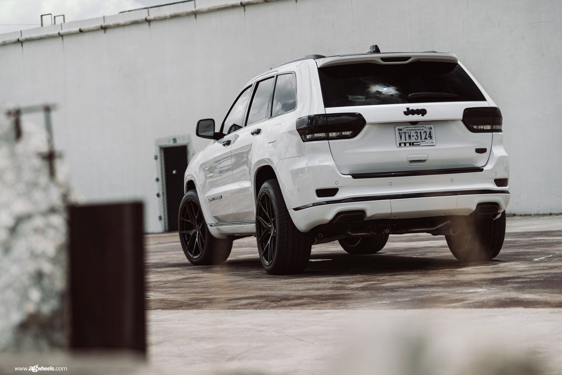 Red Smoke Taillights on White Jeep Grand Cherokee - Photo by Avant Garde Wheels