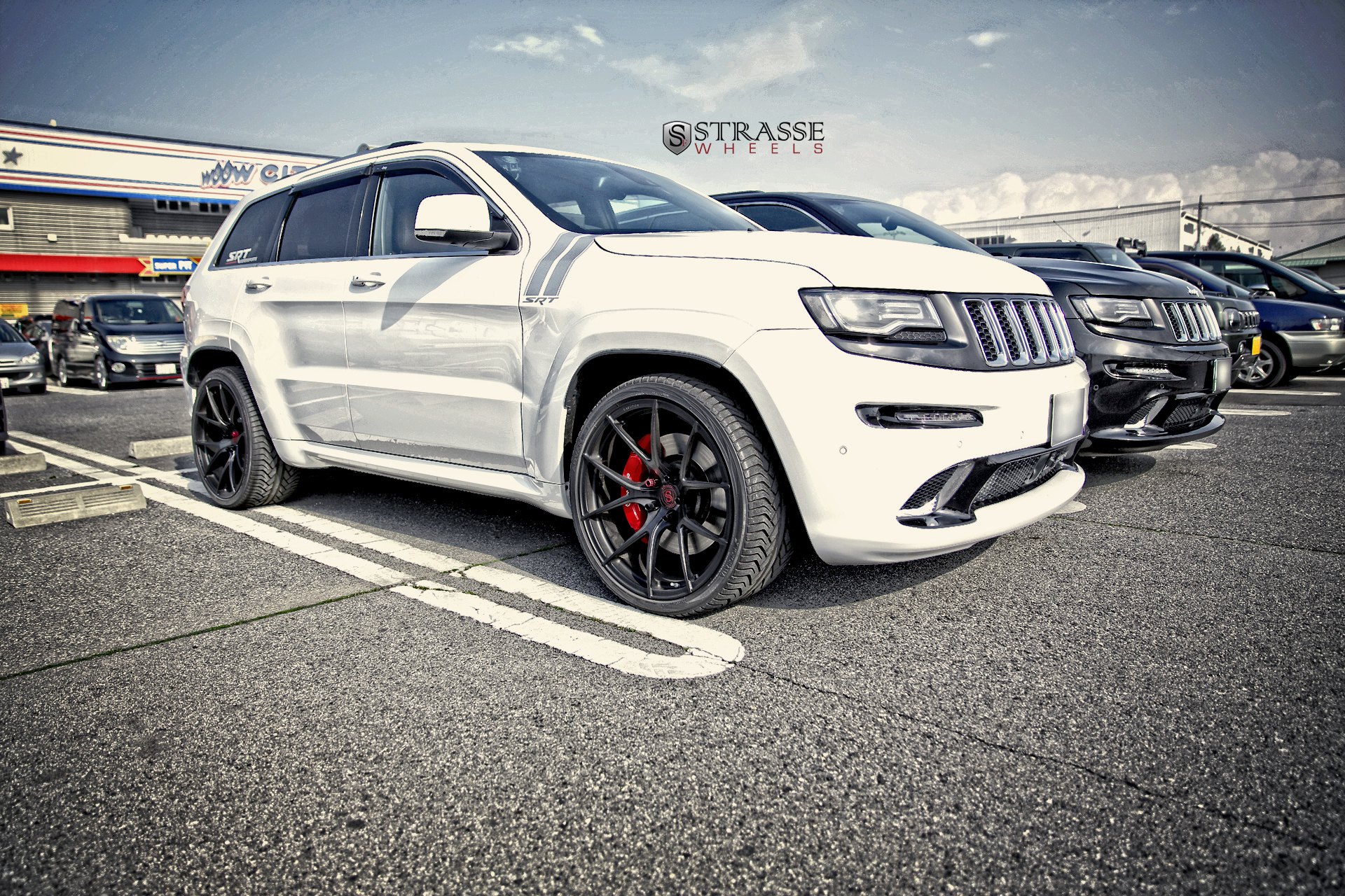 Custom Front Bumper on White Jeep Grand Cherokee - Photo by Strasse Forged