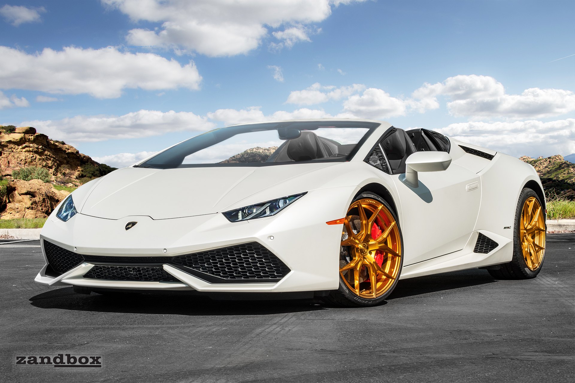 Double Luxury: White Lamborghini Huracan on Gold Wheels ...