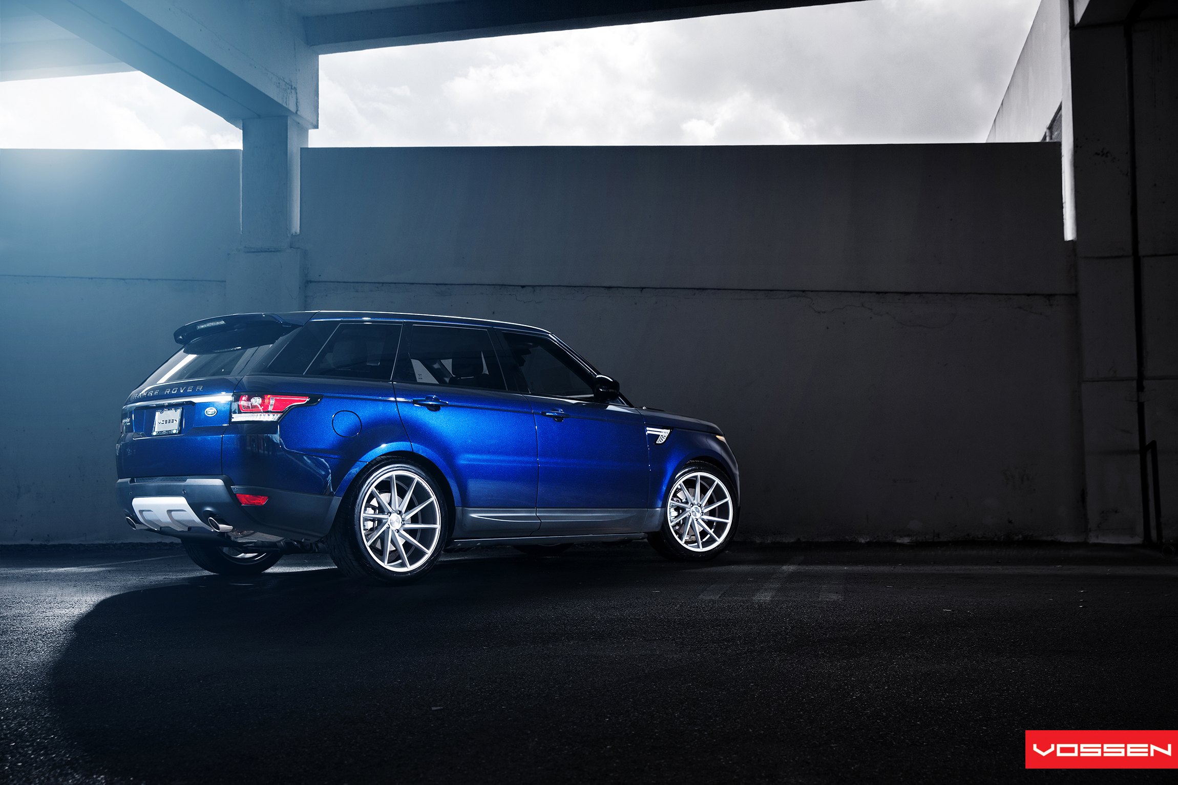 Retractable Running Boards on Blue Land Rover Sport - Photo by Vossen
