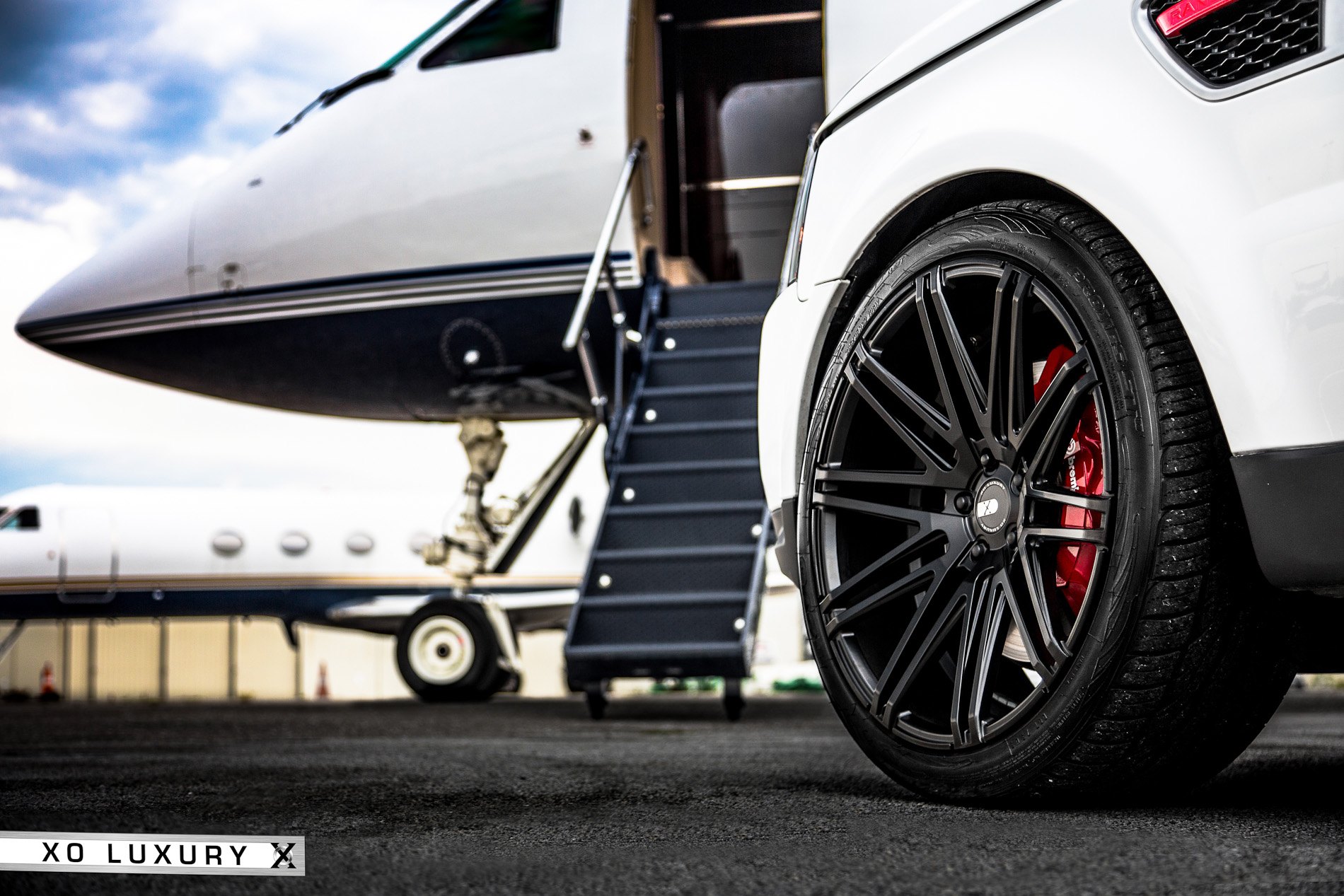 Black Rims and Red Brake Calipers on Range Rover - Photo by XO Luxury