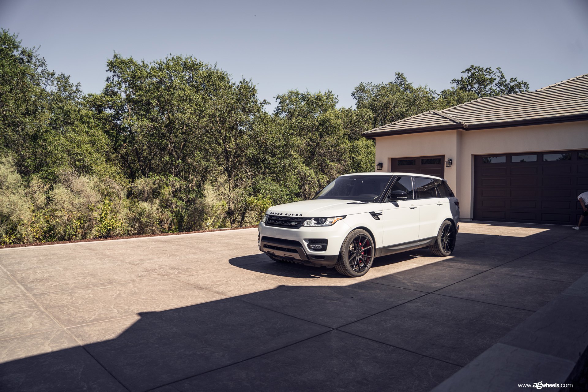 Black Avant Garde Rims on White Range Rover Sport - Photo by Avant Garde Wheels