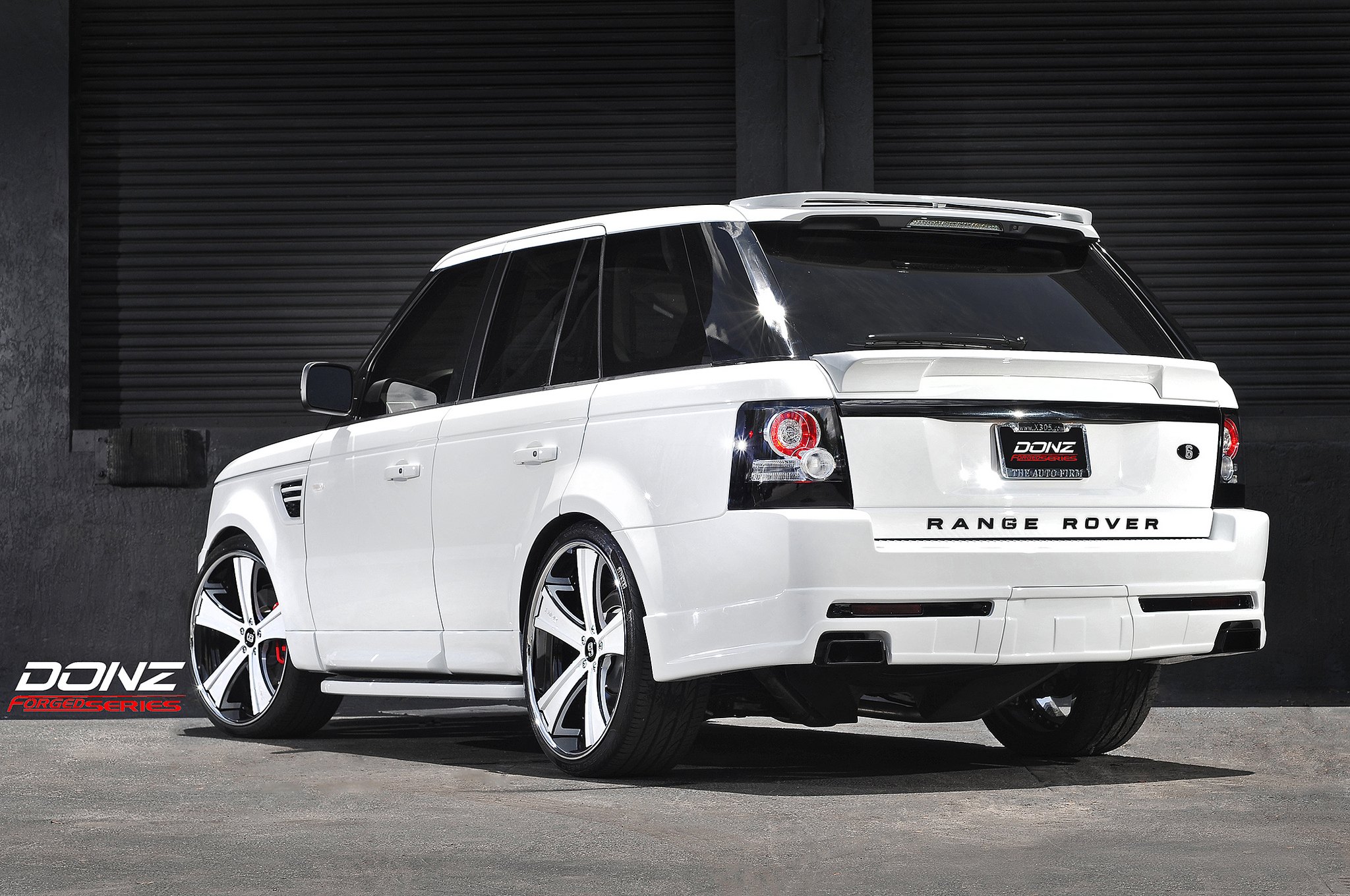 White Range Rover Sport with Custom Roofline Spoiler - Photo by Rennen International