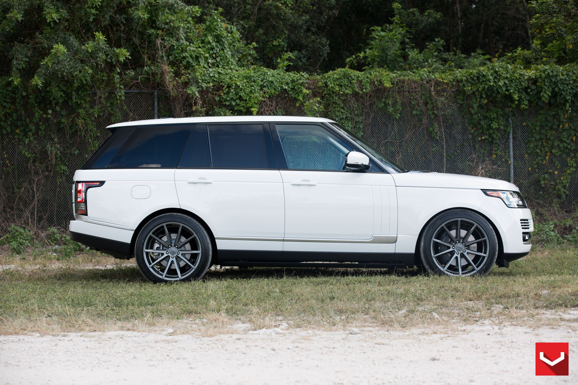 Aftermarket Side Steps on White Land Rover Range Rover - Photo by Vossen