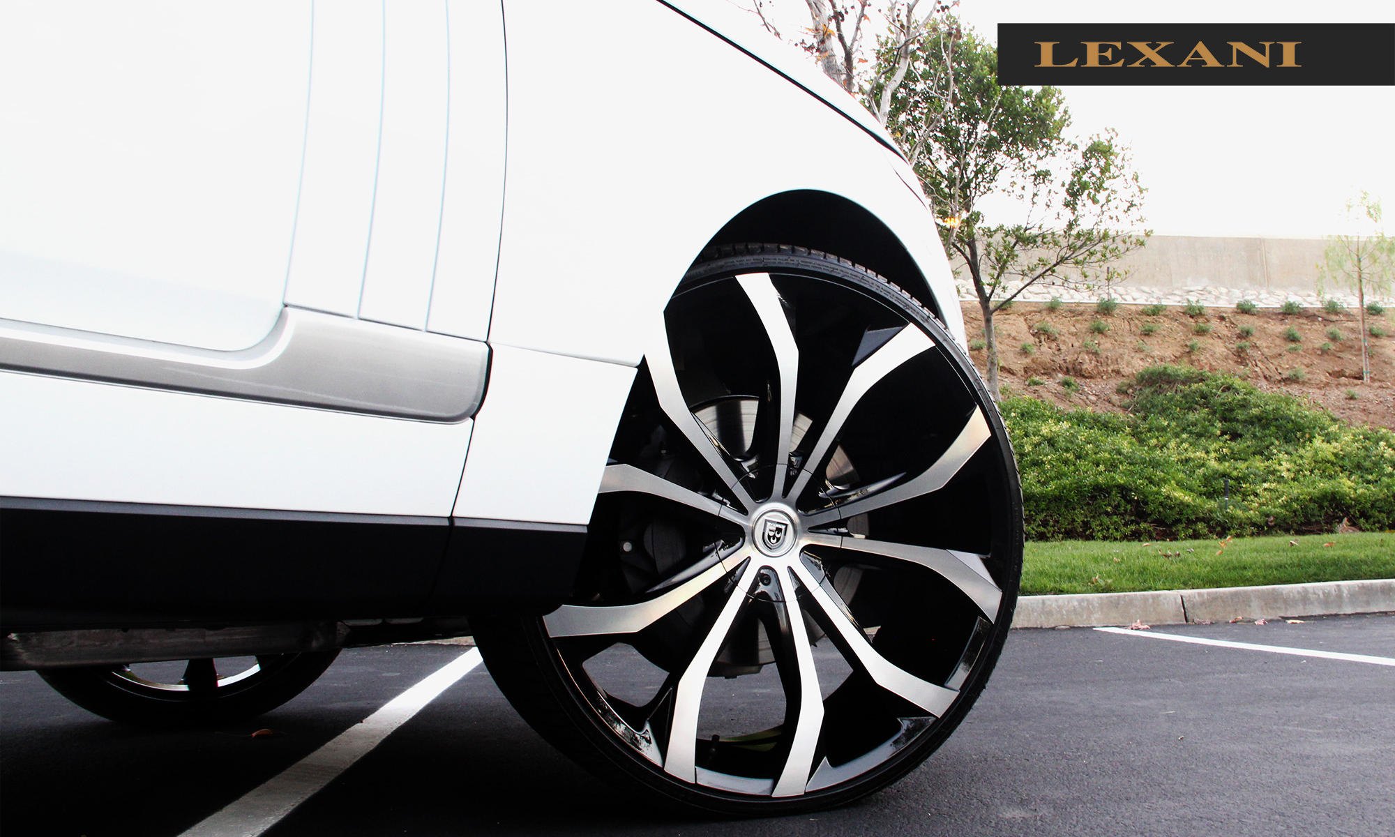 26 Inch Custom Lexani Wheels on Range Rover - Photo by Lexani