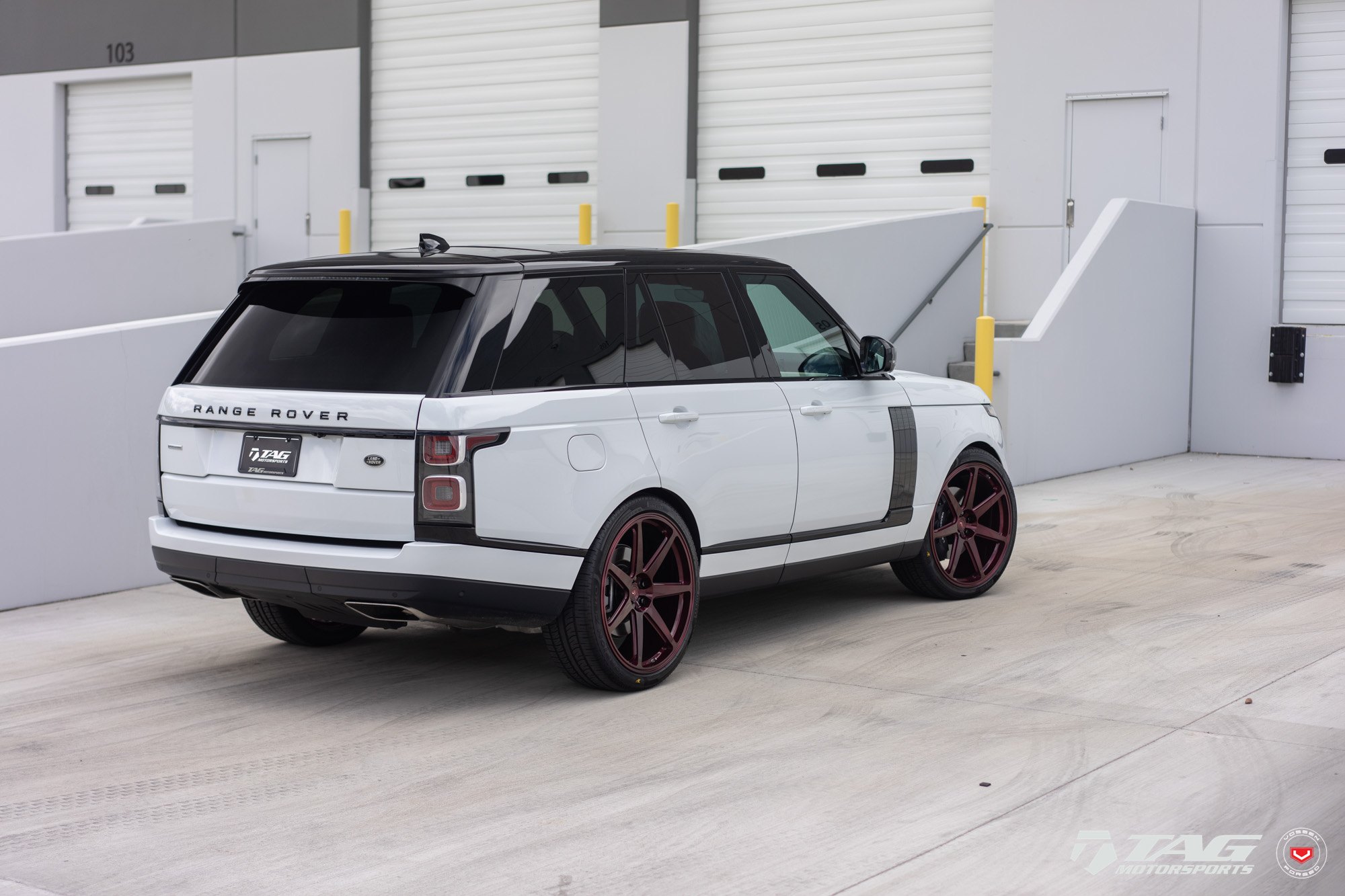 Aftermarket Rear Diffuser on White Range Rover - Photo by Vossen
