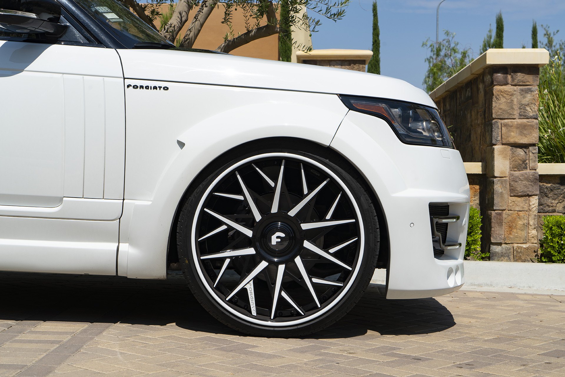 White Range Rover with Custom Forgiato Wheels - Photo by Forgiato