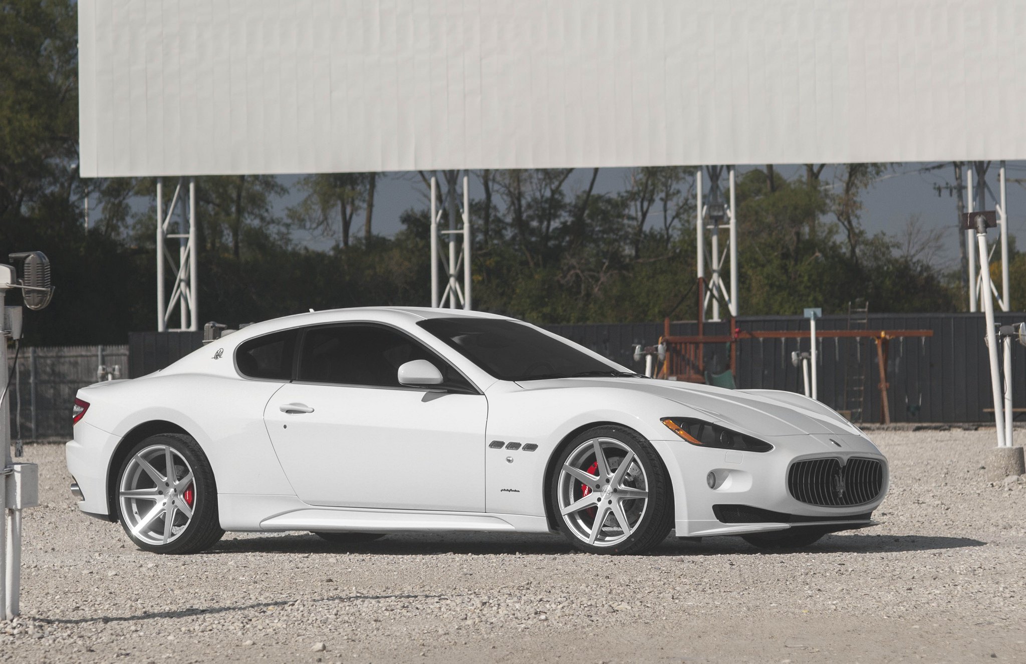 Custom Chrome Wheels on White Maserati Granturismo - Photo by zandbox