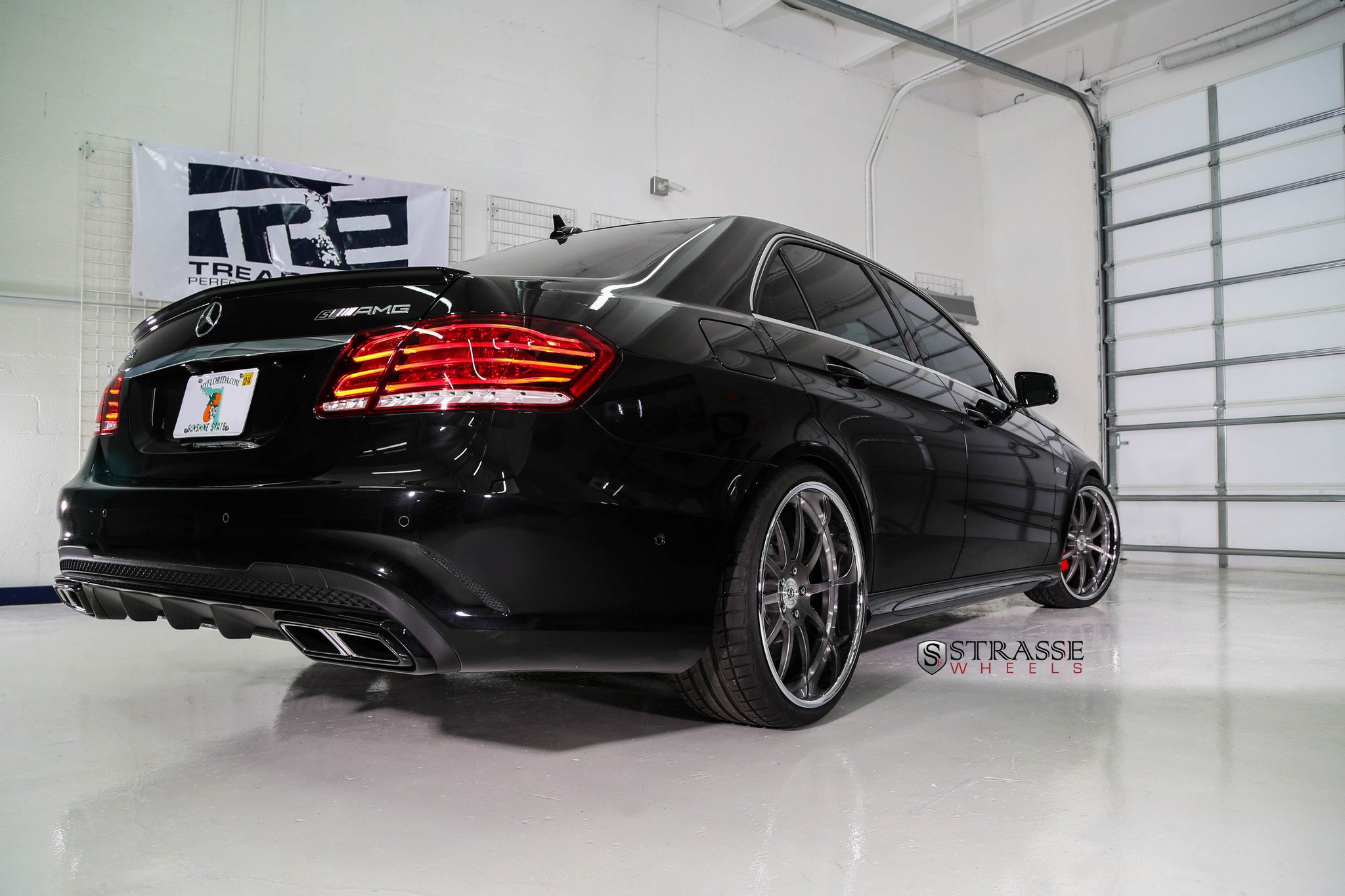 Aftermarket Rear Diffuser on Black Mercedes E-Class - Photo by Strasse Forged