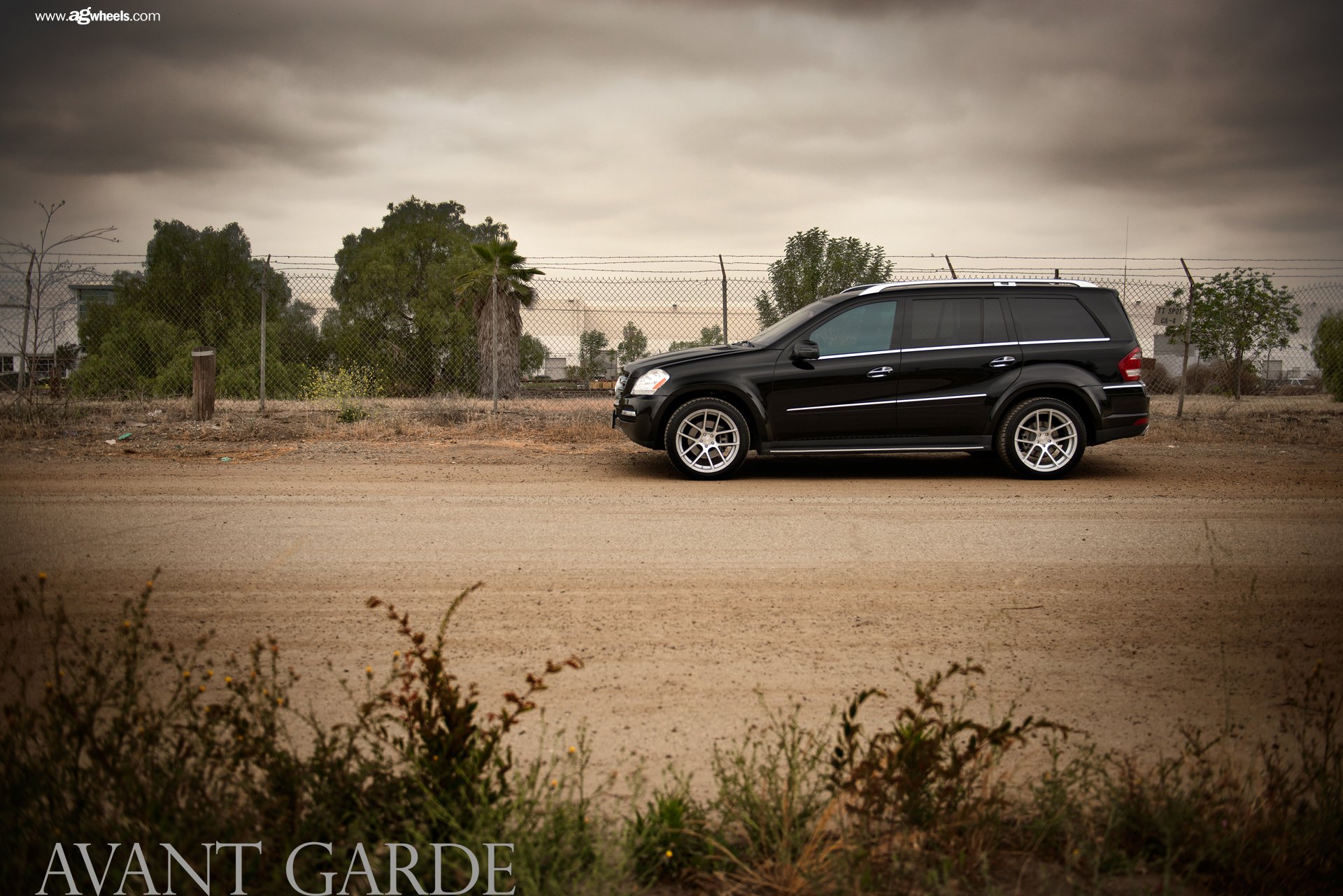 Black Mercedes GL with Aftermarket Running Boards - Photo by Avant Garde Wheels
