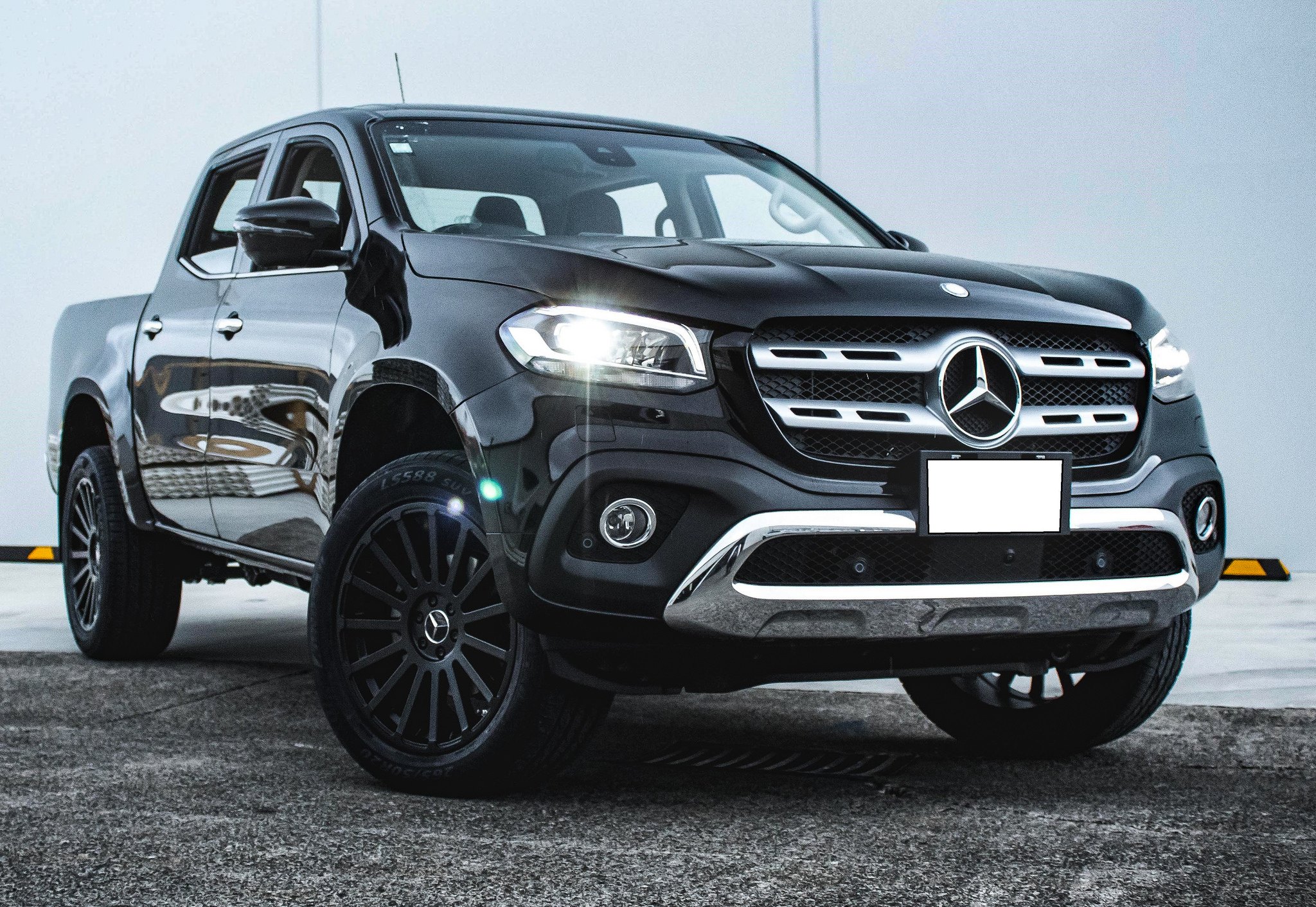 Aftermarket Chrome Grille on Black Mercedes X Class - Photo by Black Rhino Wheels