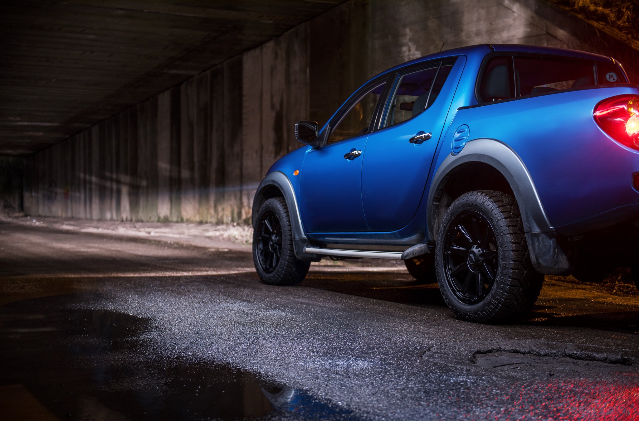 Aftermarket Running Boards on Blue Mitsubishi L200 - Photo by JR Wheels