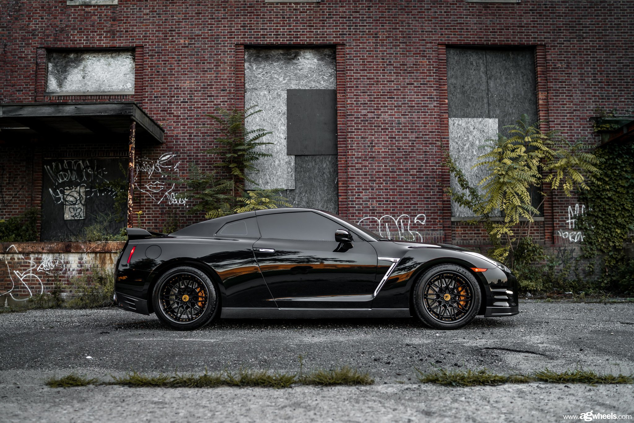 Black Nissan GT-R with Chrome Side Vents - Photo by Avant Garde Wheels