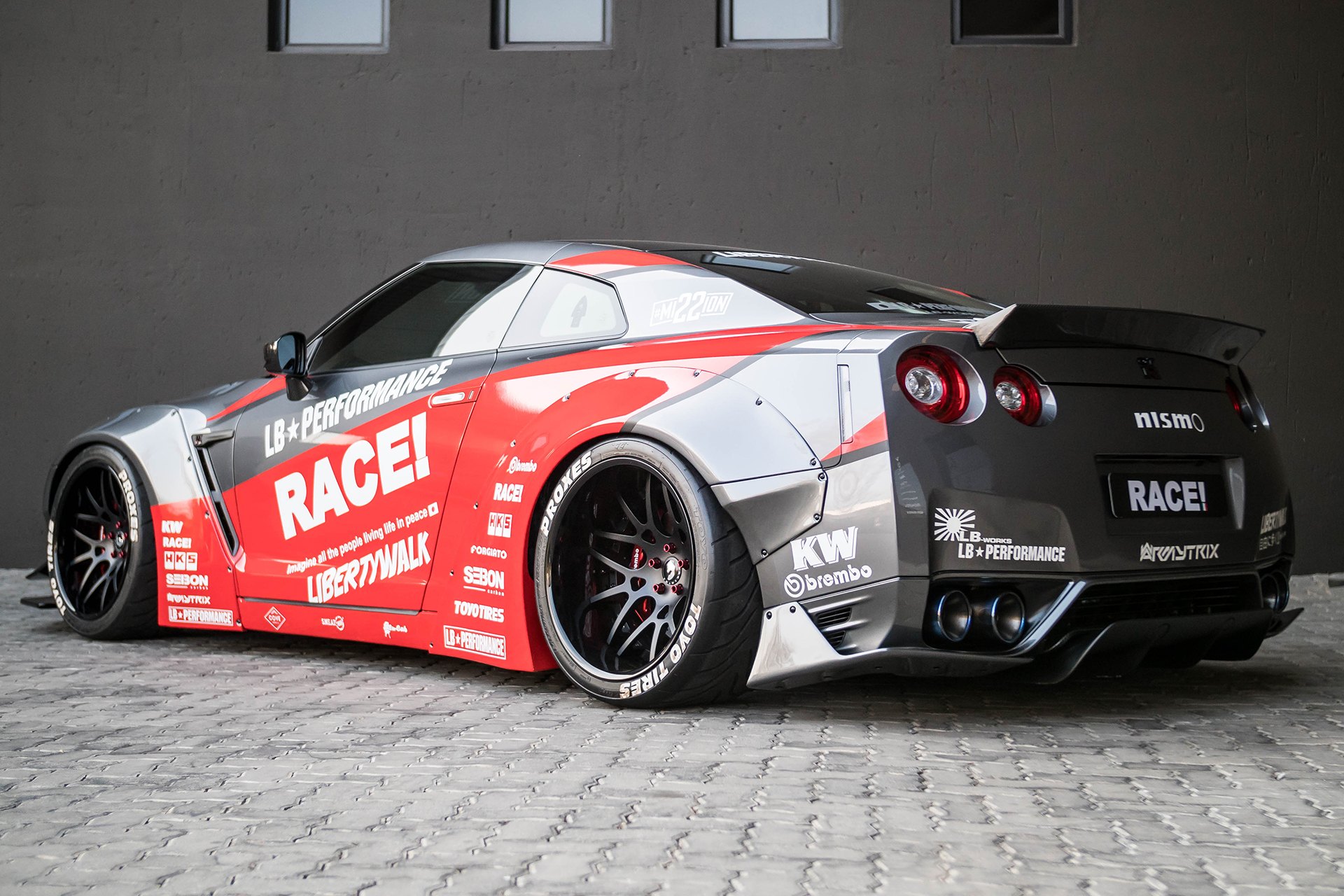 Custom Painted Nissan GT-R with Carbon Fiber Rear Spoiler - Photo by Forgiato