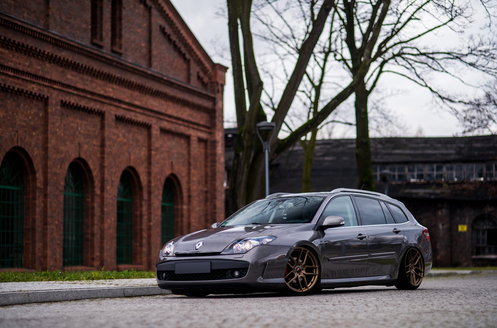Gray Renault Laguna with Aftermarket Headlights - Photo by JR Wheels