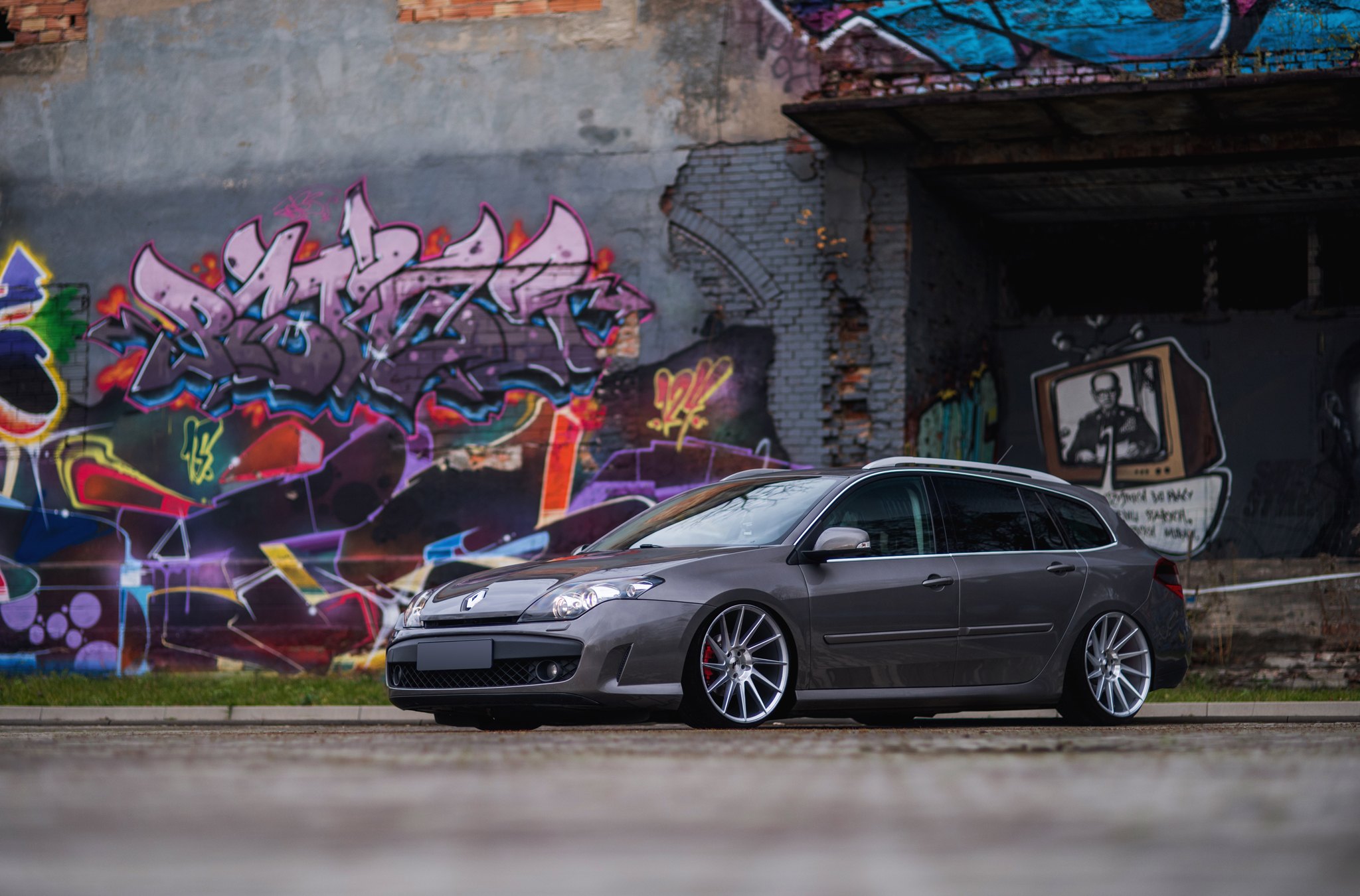 Gray Renault Laguna with Custom Front Bumper - Photo by JR Wheels