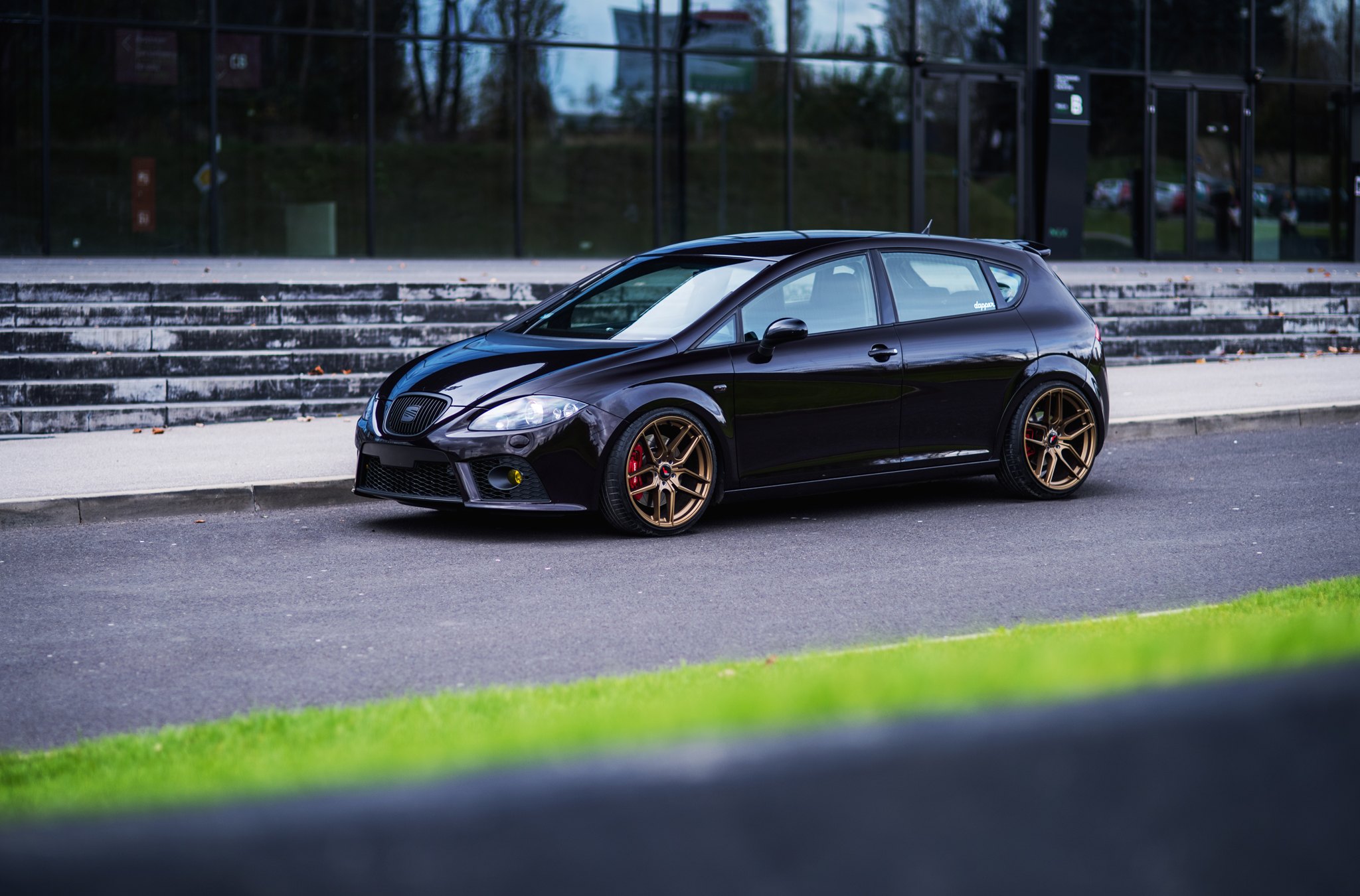JR Rims with Brembo Brakes on Black Seat Leon - Photo by JR Wheels