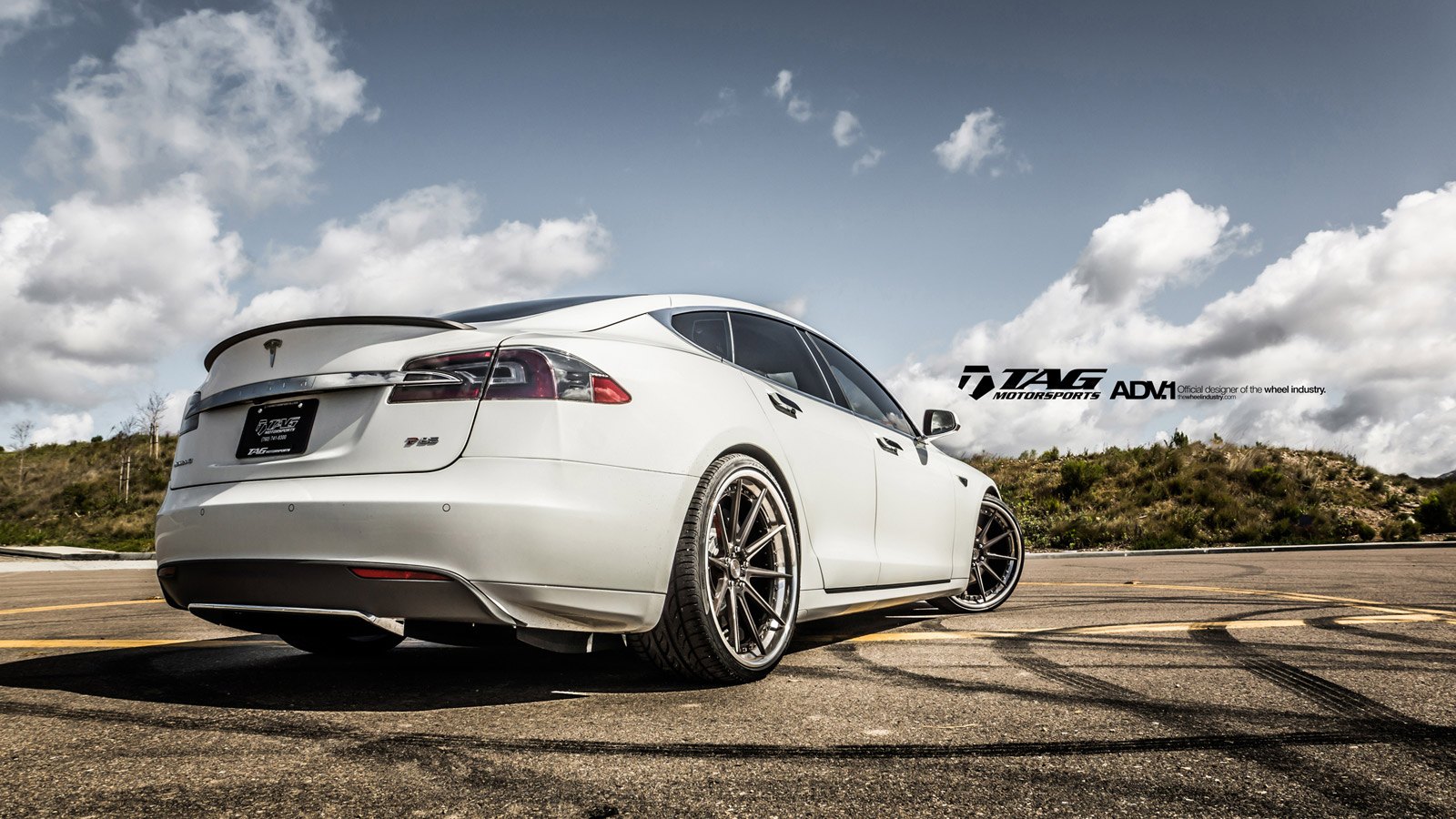Red Smoke Taillights on White Tesla Model S - Photo by ADV.1