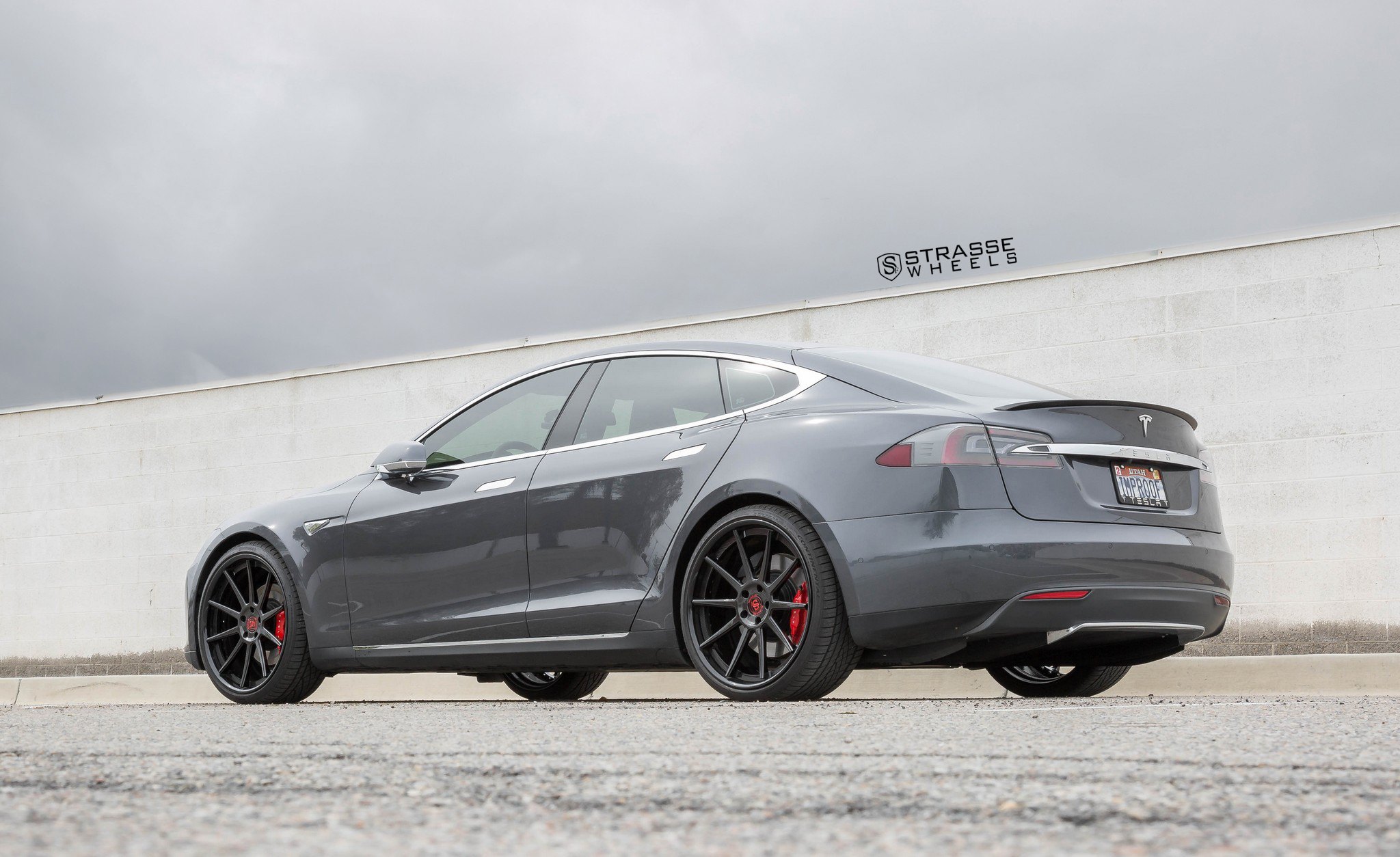 Dressed Up Gray Tesla Model S Boasting Carbon Fiber Wheels — CARiD