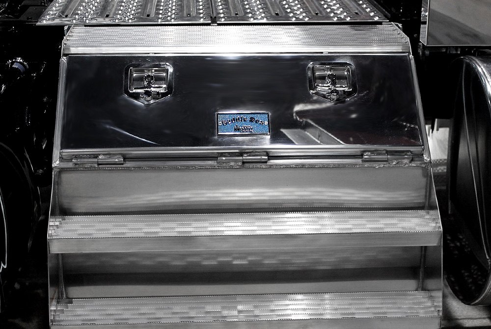 Merritt Aluminum 450 Single Door Saddle Box w Smooth Door w/o Step 